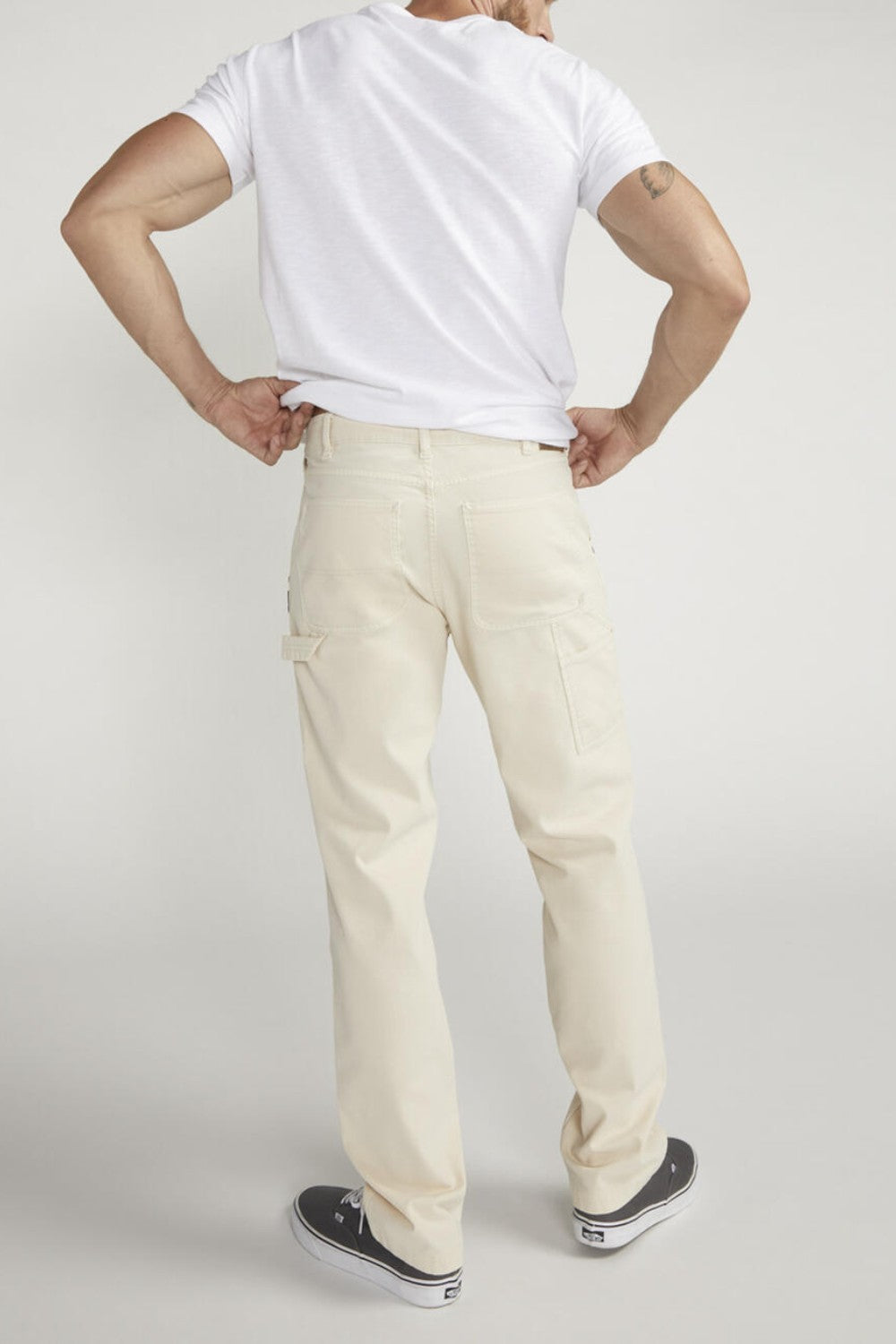 Add a touch of creativity to your wardrobe with a classic style that brings out the fresher side of spring and summer. Our light cream painter pants sit comfortably at the waist, with a relaxed fit, a novelty loophole and an easy access pocket on the sides.