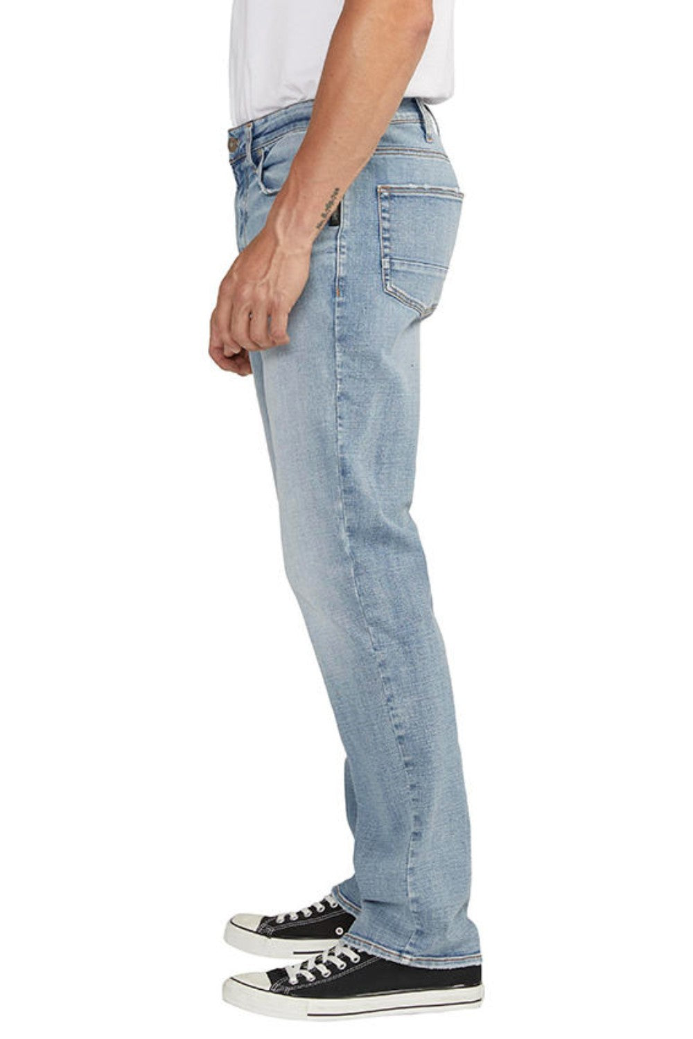Machray is a modern take on the athletic fit jean. This style features a longer saddle and a slim-yet-spacious fit through the hip and thigh—proving some much-needed room for muscles. Built for a close-but-comfortable sporty look, Machray is then finished with an iconic straight leg opening.
