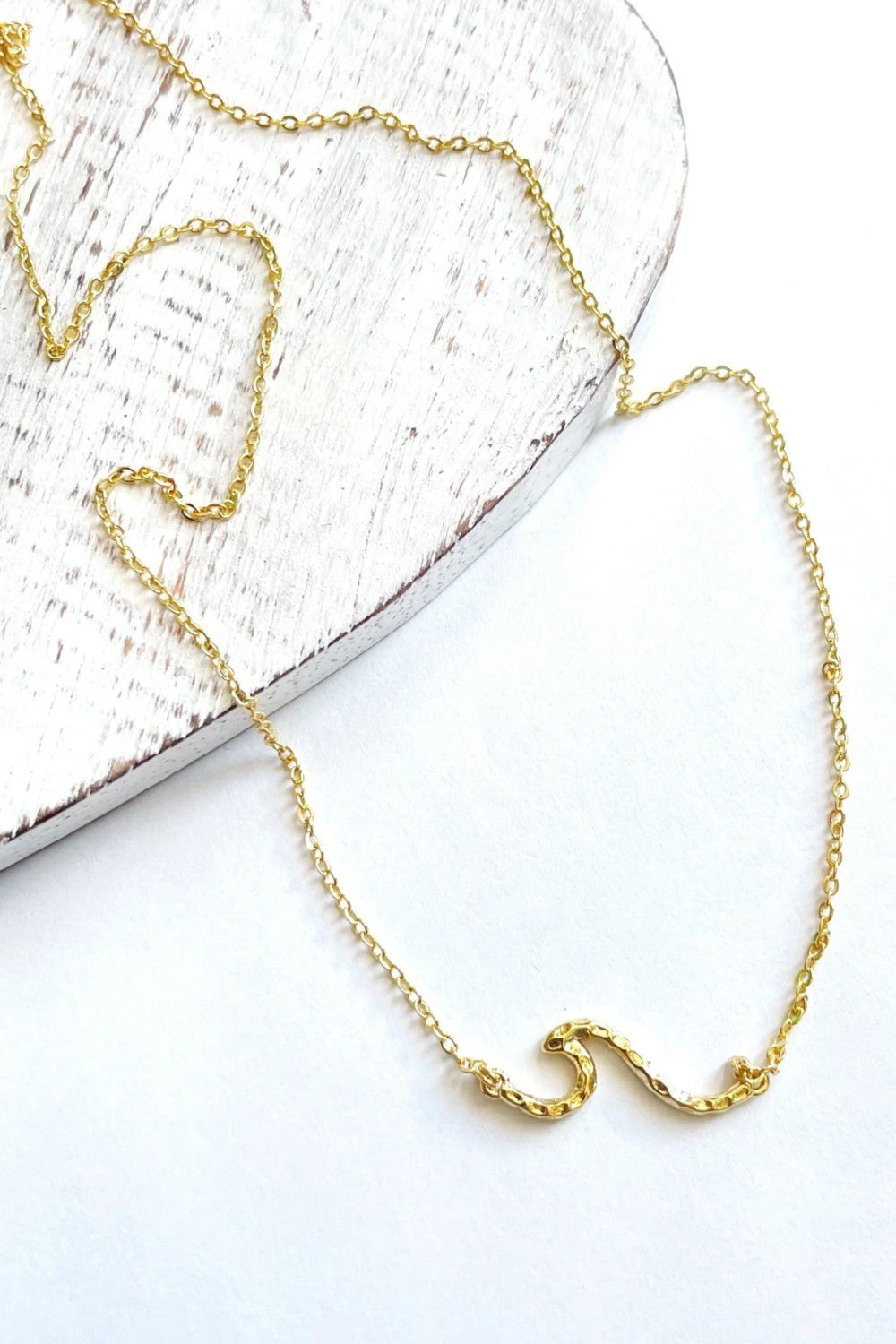 Ride the wave with this Chainlink Necklace featuring a handmade wave pendant. Gold plated for a delicate touch, this necklace is perfect for any occasion.