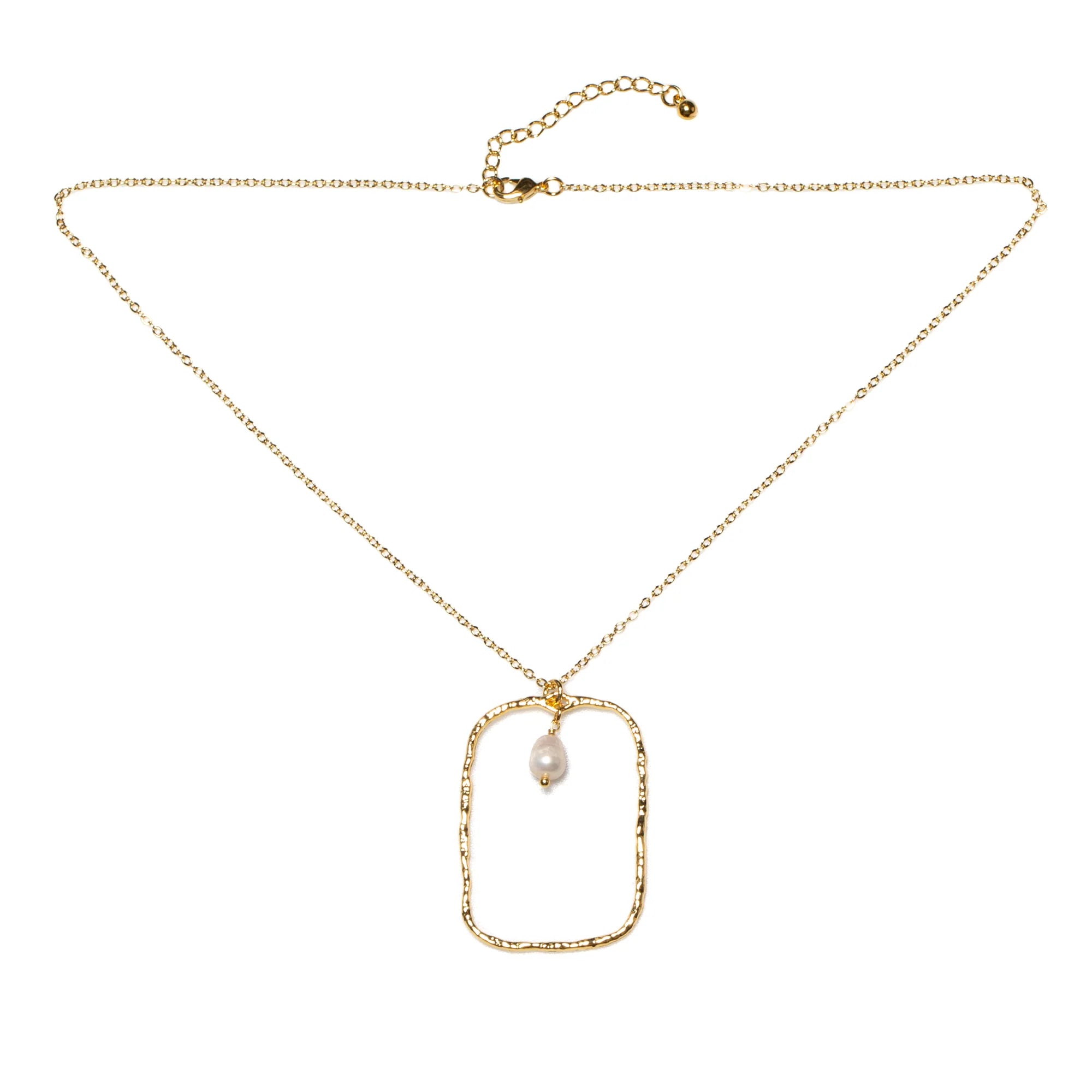 This elegant and contemporary hammered rectangle pendant in gold plate features a beautiful pearl, adding a touch of sophistication to any outfit. Embrace a timeless and refined look with this stunning piece.