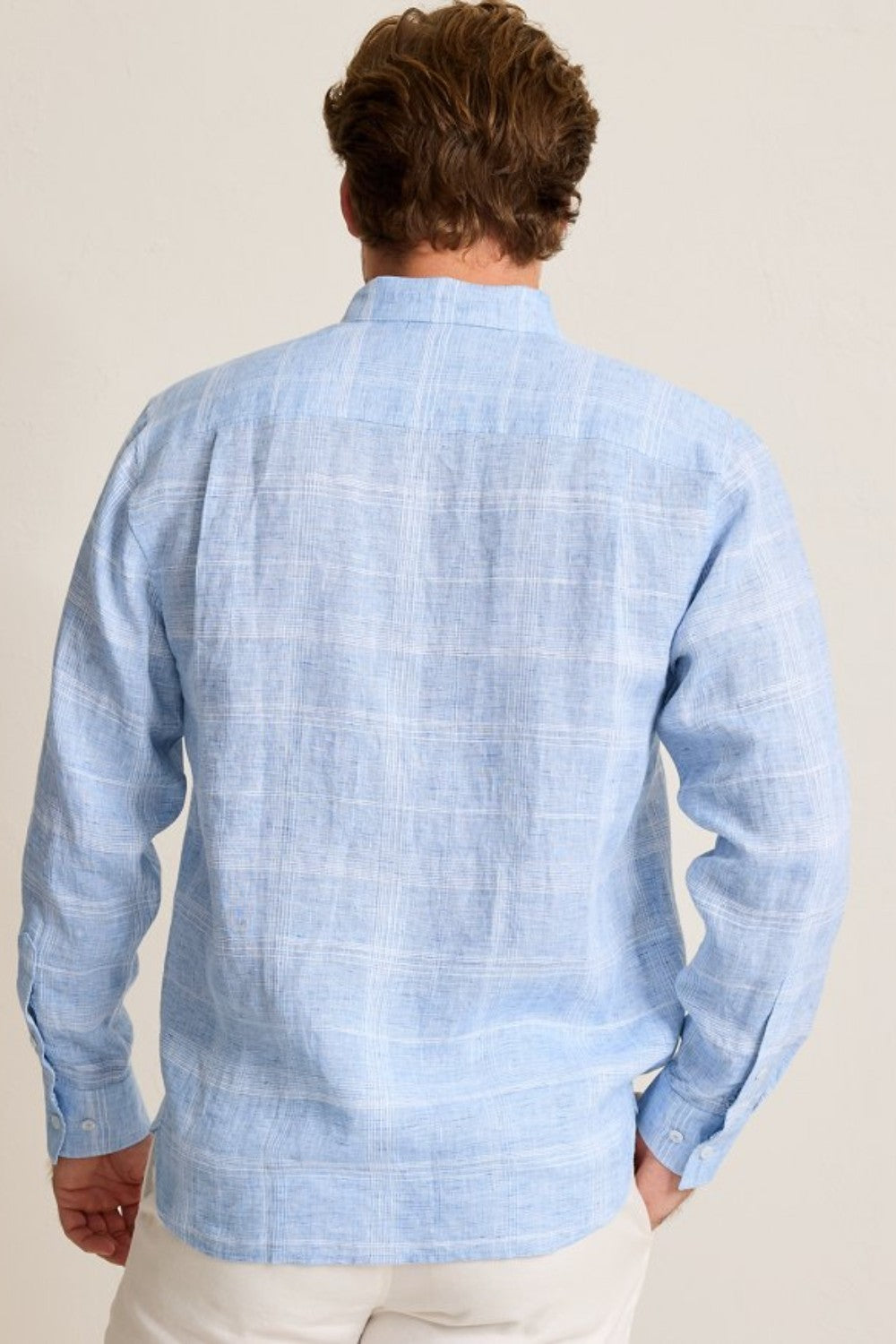 Airy, lightweight linen is our secret to reaching the height of effortless sophistication. A breathable fit meets an easy-to-wear plaid pattern in this warm-weather staple that always looks elevated.