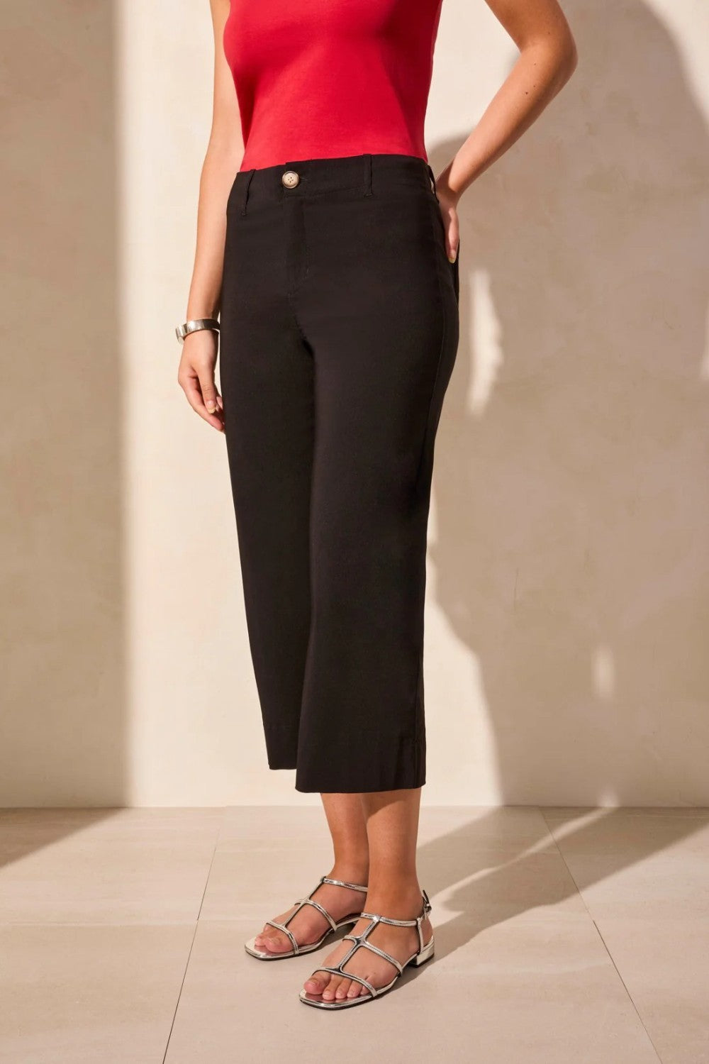 Top up your collection with this pair of stretch-infused twill pants featuring a chic capri cut, a 24'' inseam, and a high rise fit. Functional back pockets paired with marbled buttons make this pair a must-have.
