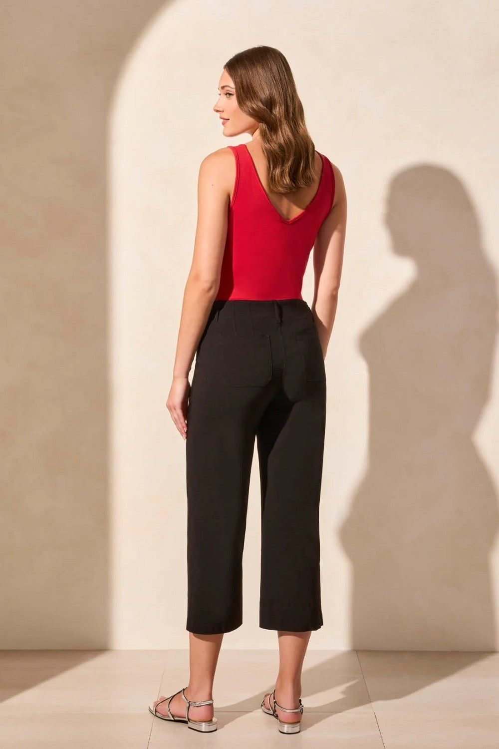 Top up your collection with this pair of stretch-infused twill pants featuring a chic capri cut, a 24'' inseam, and a high rise fit. Functional back pockets paired with marbled buttons make this pair a must-have.