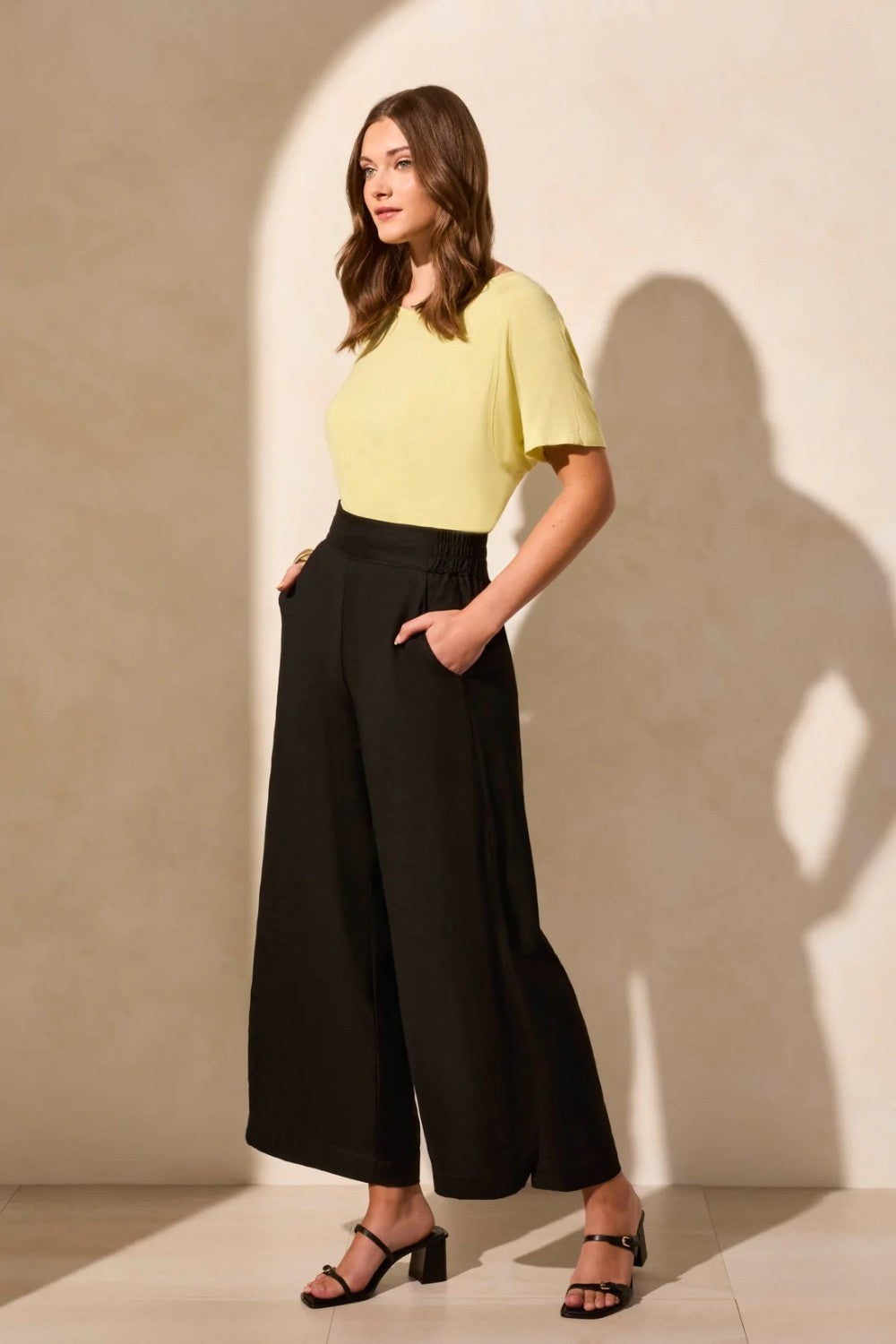 Crafted from a breathable linen-blend weave and designed with a stylish hem vent detail, these wide-leg ankle pants are a go-to favourite for warm weather. An elastic back waistband provides a comfortable fit, while handy front pockets offer convenient storage for your daily necessities.