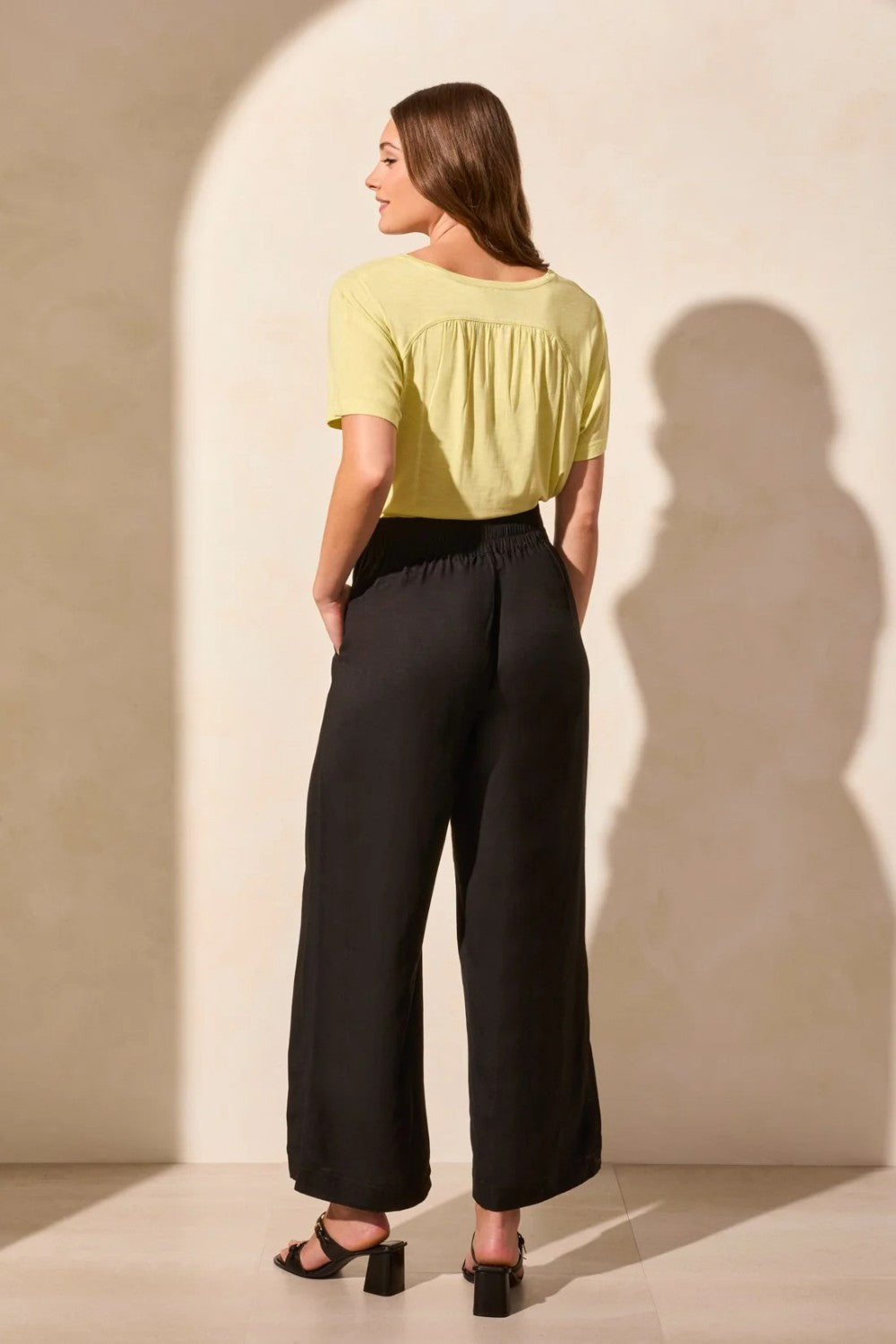 Crafted from a breathable linen-blend weave and designed with a stylish hem vent detail, these wide-leg ankle pants are a go-to favourite for warm weather. An elastic back waistband provides a comfortable fit, while handy front pockets offer convenient storage for your daily necessities.