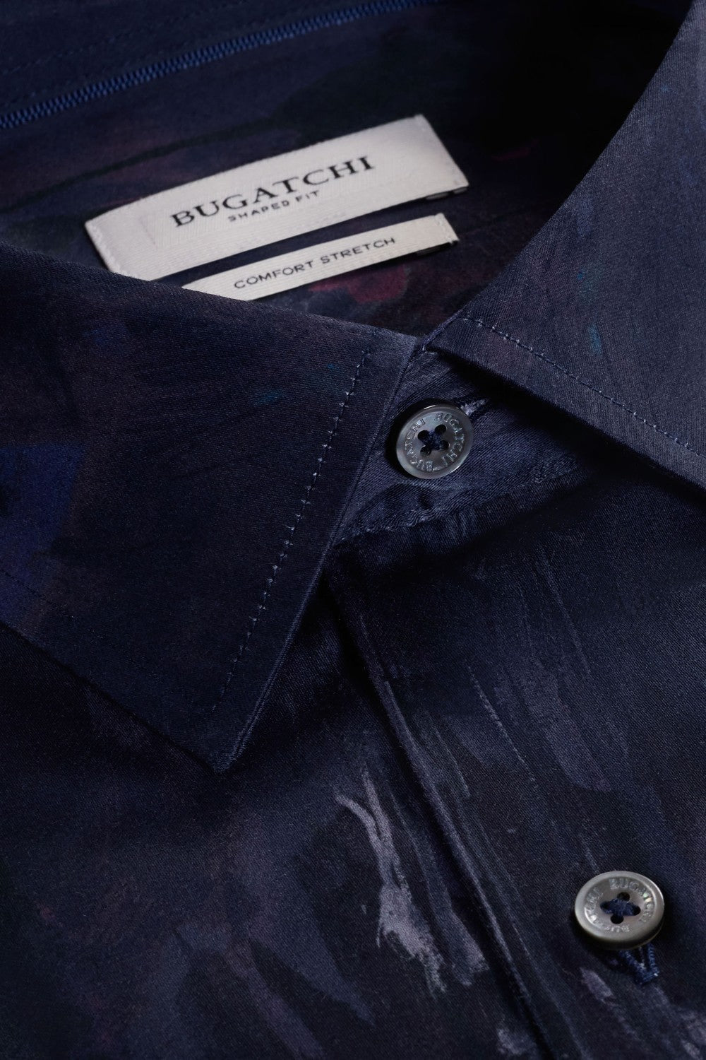 The Julian long-sleeved shirt is crafted from Comfort Stretch cotton and features a tonal floral print, a point collar, adjustable notched cuffs, and a curved hem.