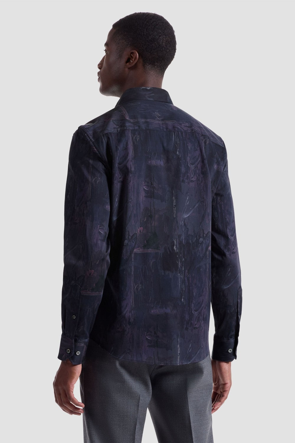 The Julian long-sleeved shirt is crafted from Comfort Stretch cotton and features a tonal floral print, a point collar, adjustable notched cuffs, and a curved hem.