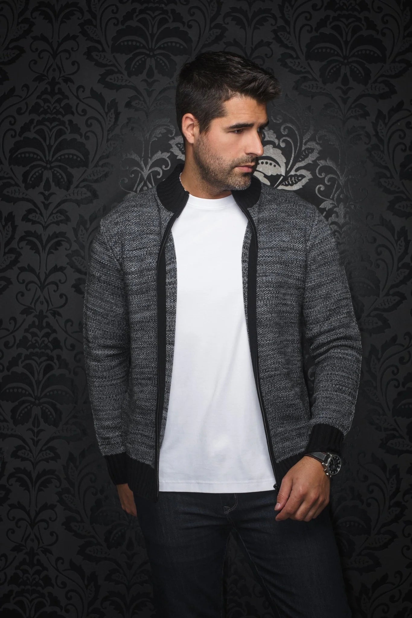 The KOSKI sweater is carefully crafted with an extra fine merino wool blend. It features a ribbed knit stand-up collar, cuffs and waist for a comfortable fit, and a metal zipper for added versatility. The sweater is made from a high twist yarn. which not only enhances its durability but also allows for breathability and makes it hygroscopic, able to manage humidity effectively.