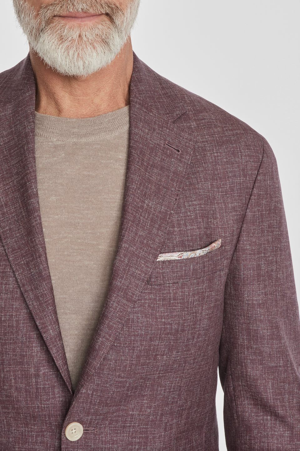 This Midland solid berry blazer is crafted from supersoft and light wool woven in Italy. This fabric allows the wearer to enjoy a crease free linen look thanks to the different colors of yarns used in this 100% worsted wool fabric.