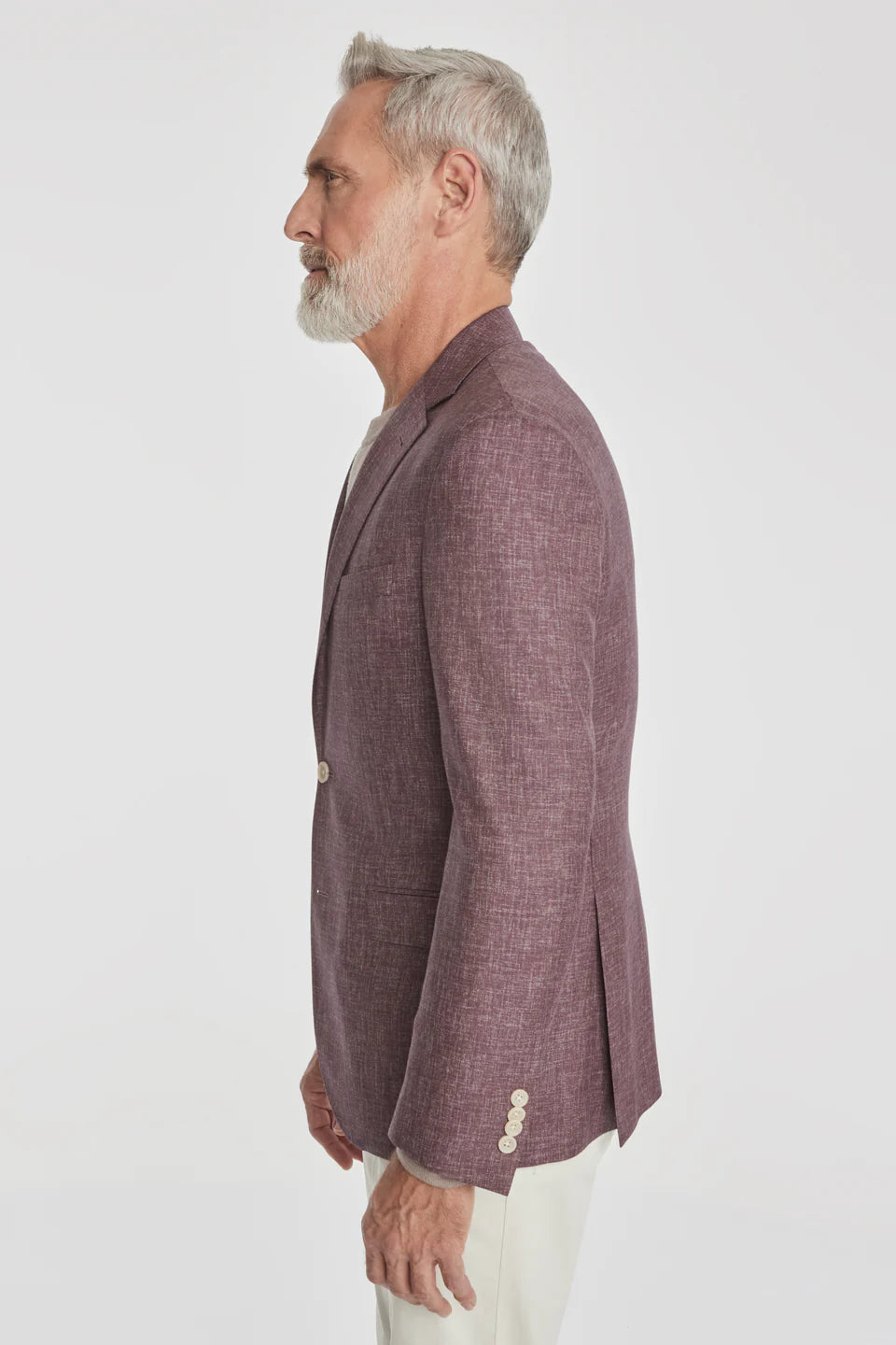 This Midland solid berry blazer is crafted from supersoft and light wool woven in Italy. This fabric allows the wearer to enjoy a crease free linen look thanks to the different colors of yarns used in this 100% worsted wool fabric.