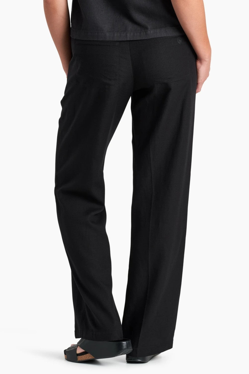 Cut from our ultra-soft, highly breathable blend of linen and Tencel, the FRESCO Pant keeps you cool and stylish in warm temperatures. With an effortless pull-on waistband and a relaxed everyday fit, our wide-leg design is the perfect choice for almost any casual occasion.