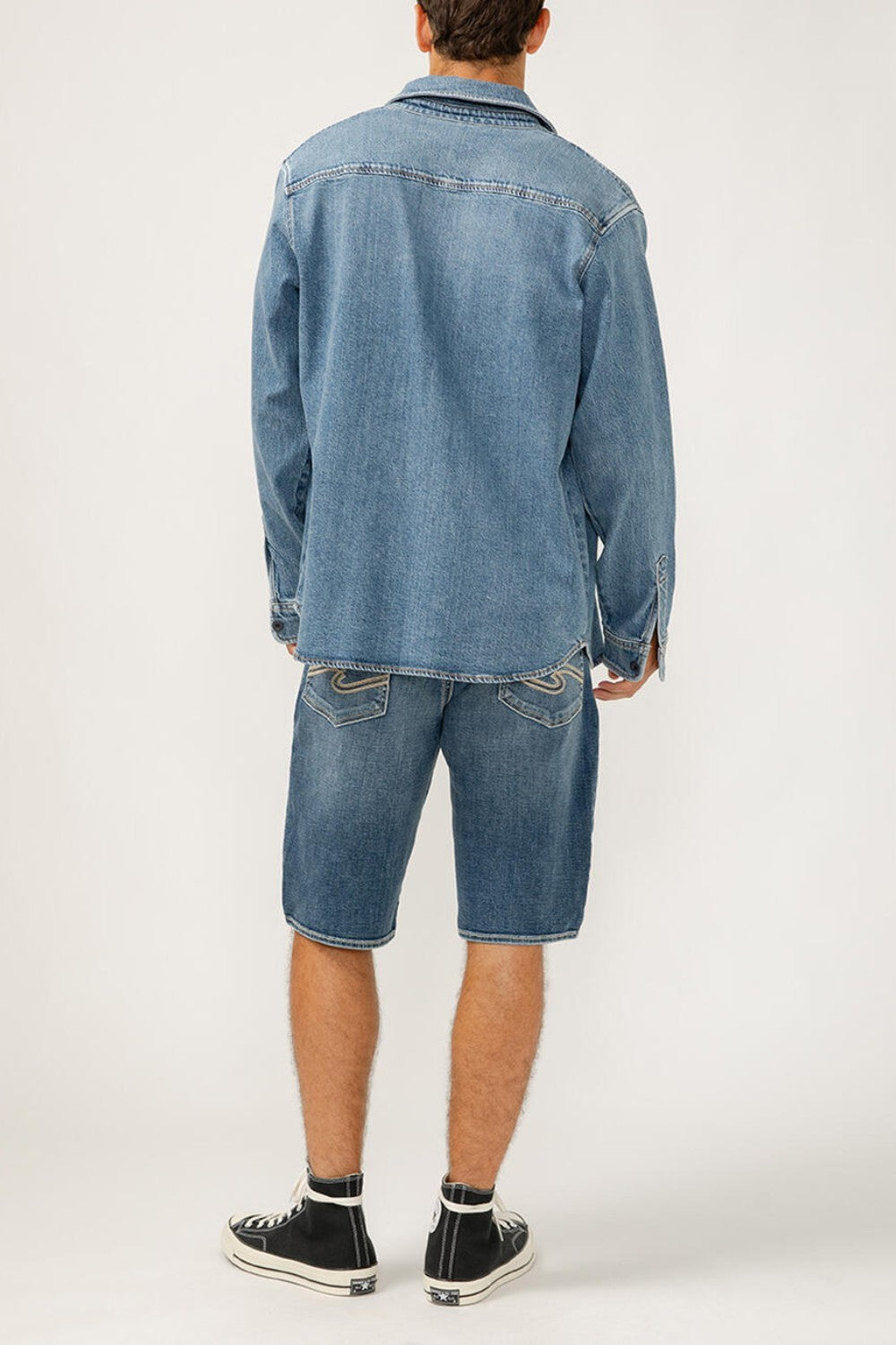 The perfect layer for any season? A men's denim shacket. This stylish top layer combines the structure of a jacket with the ease of a shirt, featuring a relaxed fit and oversized pockets. Wear it open or buttoned up, this jean shacket is sure to be your new staple layer.