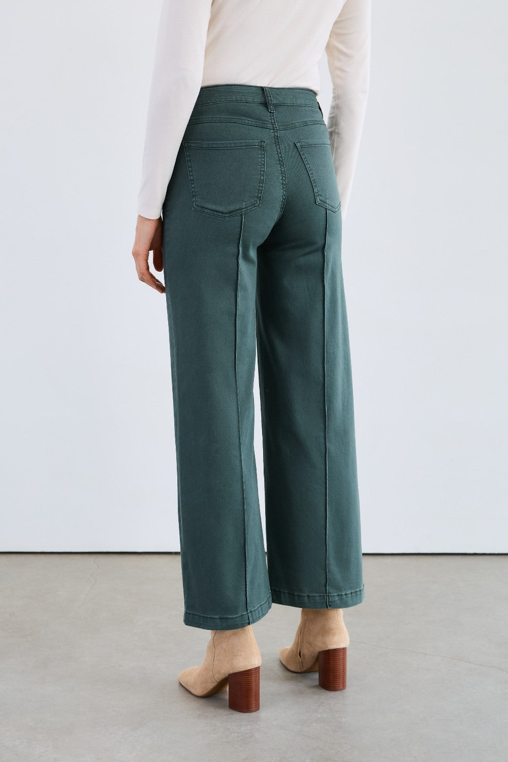 The FDJ Olivia Wide Leg in spruce offers a comfortable and stylish fit with its wide-leg design. Crafted for ease of movement and a flattering silhouette, this piece is perfect for adding a touch of relaxed elegance to your wardrobe. Its versatile spruce colour complements a variety of outfits, making it an essential addition for everyday wear.