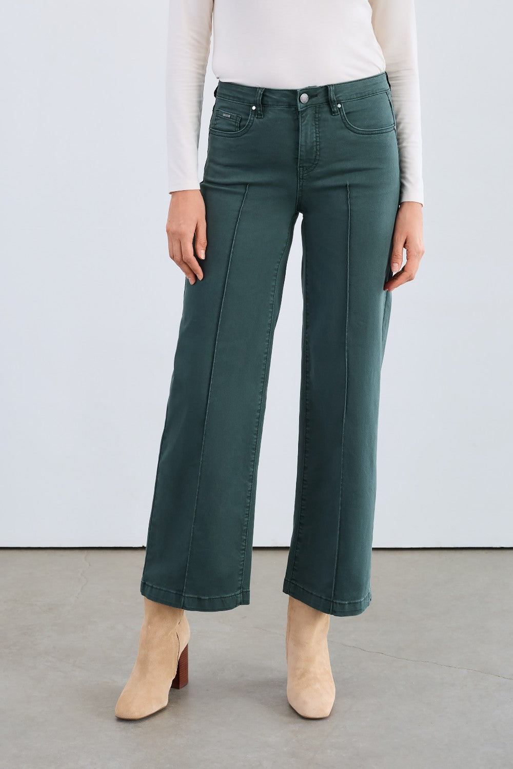 The FDJ Olivia Wide Leg in spruce offers a comfortable and stylish fit with its wide-leg design. Crafted for ease of movement and a flattering silhouette, this piece is perfect for adding a touch of relaxed elegance to your wardrobe. Its versatile spruce colour complements a variety of outfits, making it an essential addition for everyday wear.