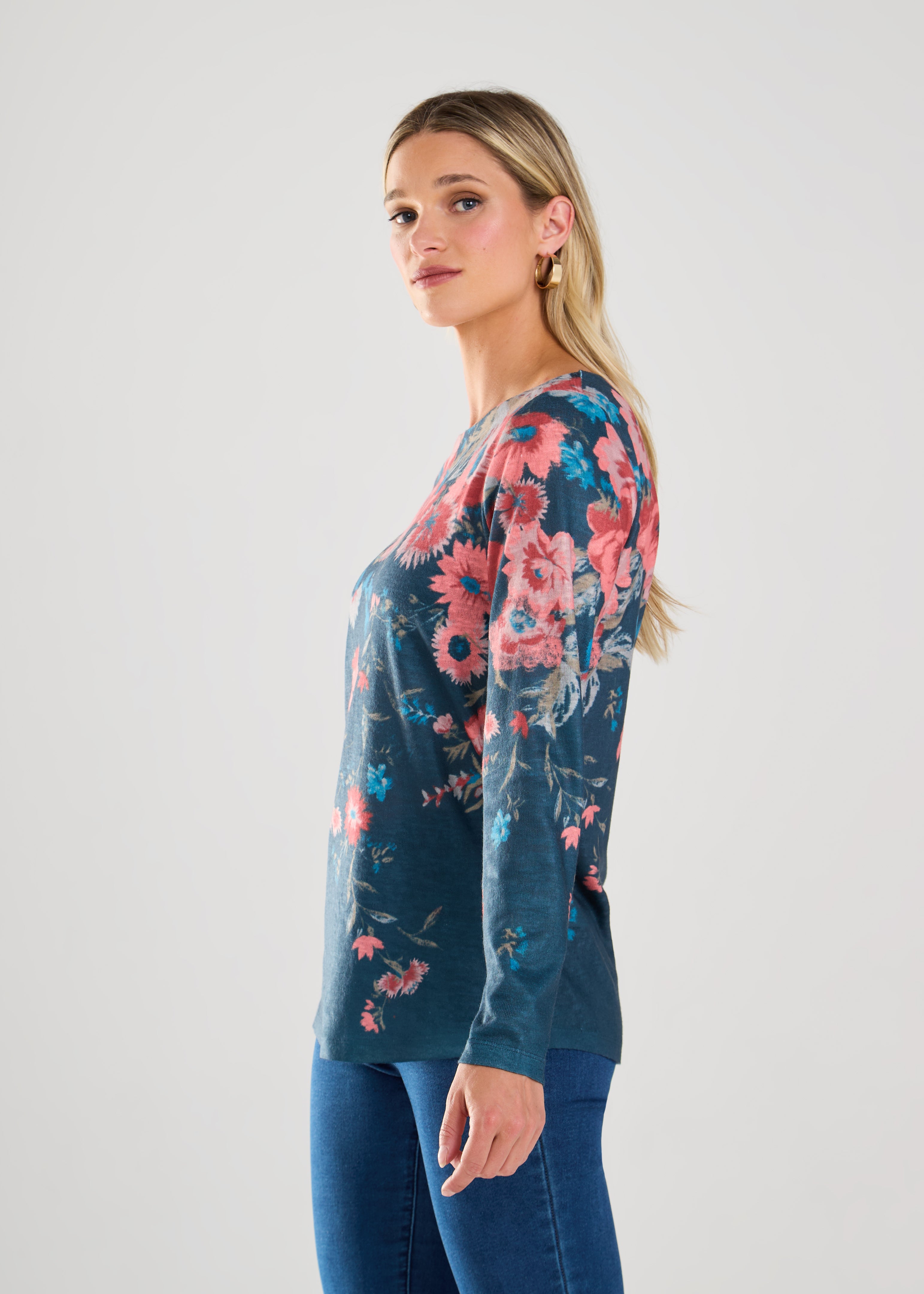 This FDJ long sleeve boat neck top features a beautiful floral print that adds a touch of elegance to any outfit. The design is denim-friendly, making it versatile and perfect for any casual occasion. Elevate your style with this top's eye-catching pattern and comfortable fit.