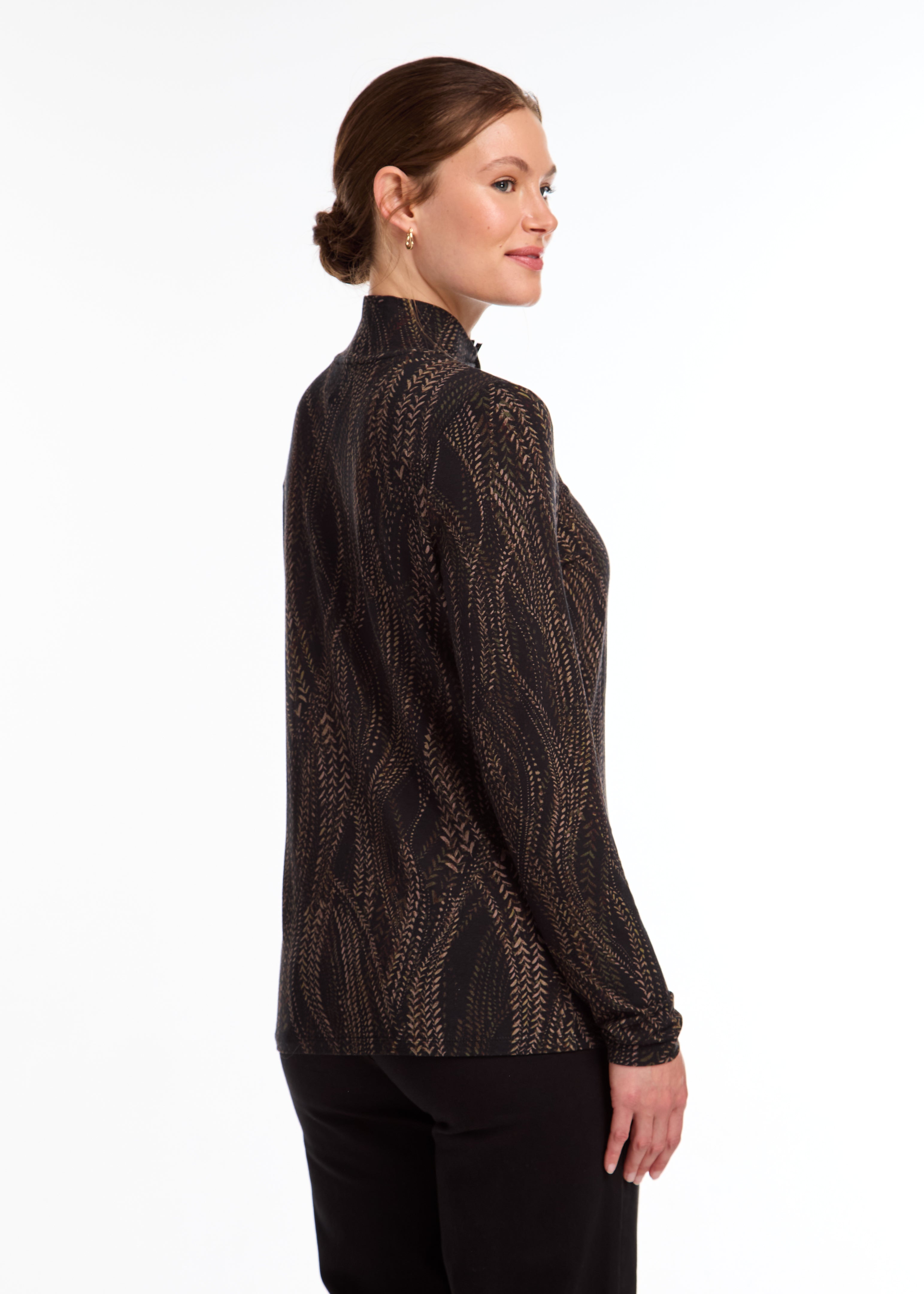 This FDJ Long Sleeve Mock Neck Top features a subtle trellis print in neutral colours. The sophisticated design adds a touch of elegance to your wardrobe, making it a versatile and stylish addition. The perfect balance between bold and understated, this top is sure to become a staple in your closet.