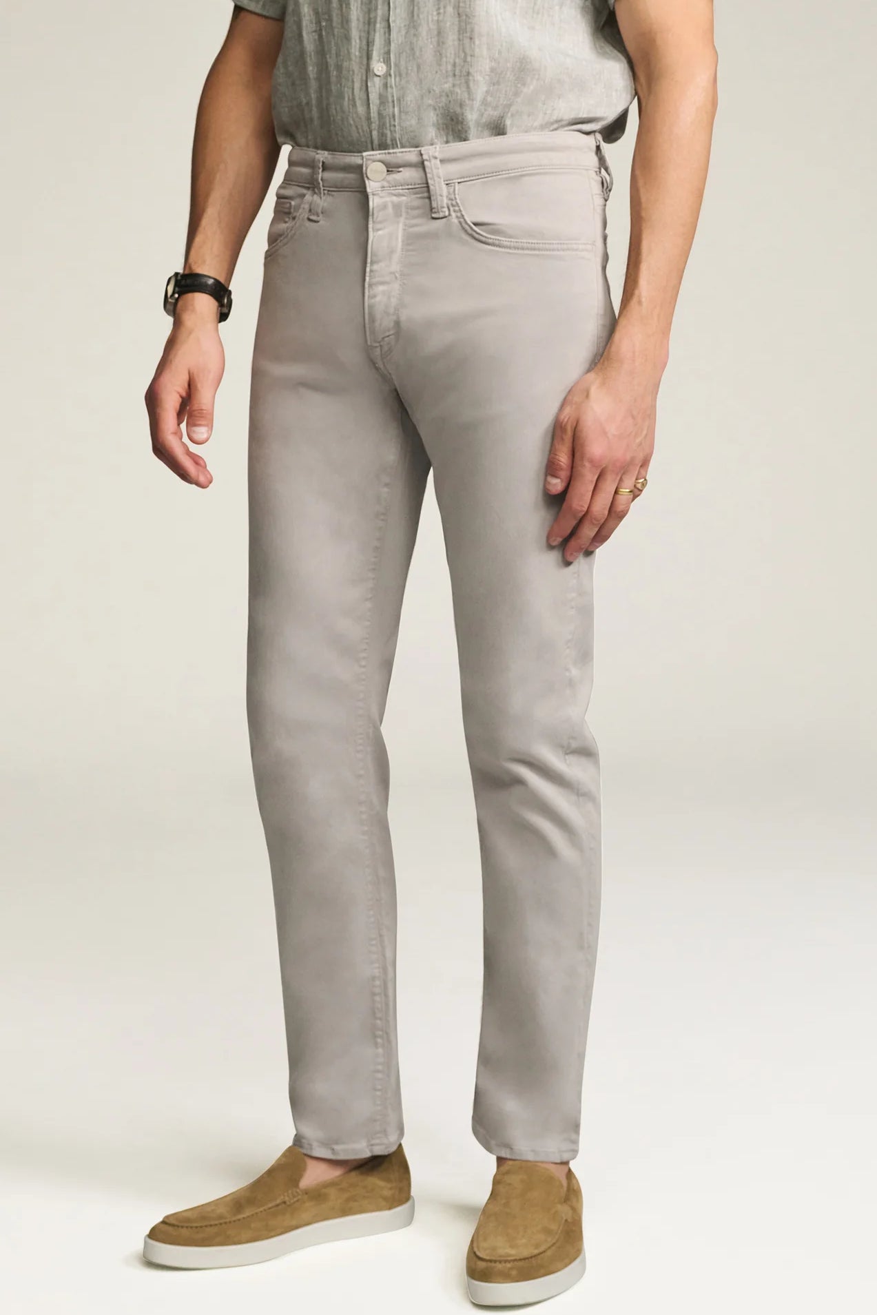 Designed for the man seeking a polished everyday pant, this elegant twill features a cotton, Tencel, and elastane fabrication for an ultra-smooth feel. Cut in a comfortable mid rise with a straight leg and finished in a versatile grey hue.