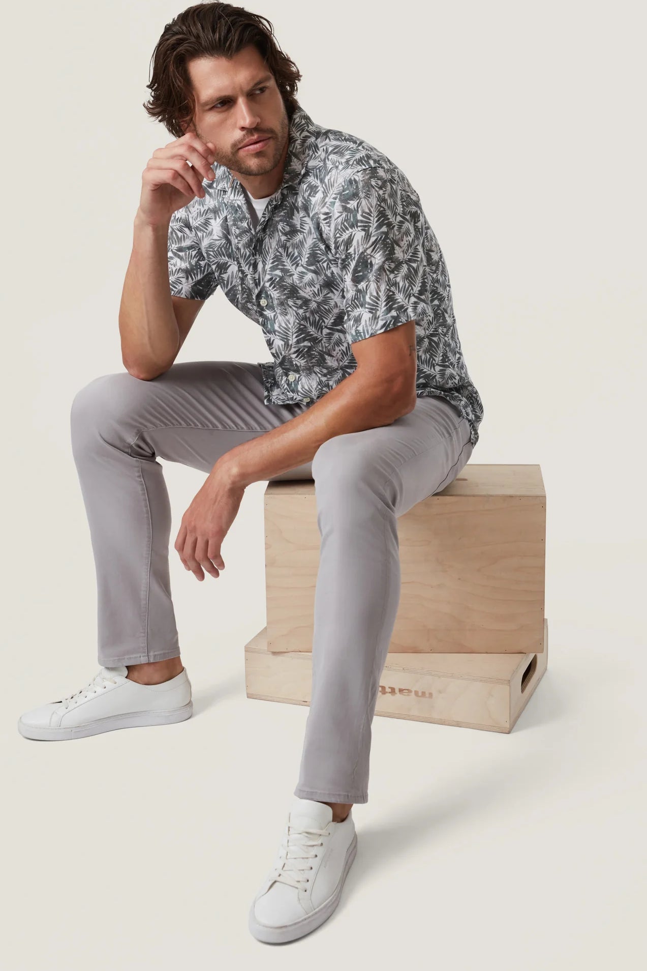 Simple, well-made, and elegant. This pair of five-pocket twill trousers is made from premium cotton, Tencel™, and elastane for a soft hand feel with the perfect amount of stretch. A tapered leg makes for a flattering fit, while a grey hue is easy to pair with anything in your closet.
