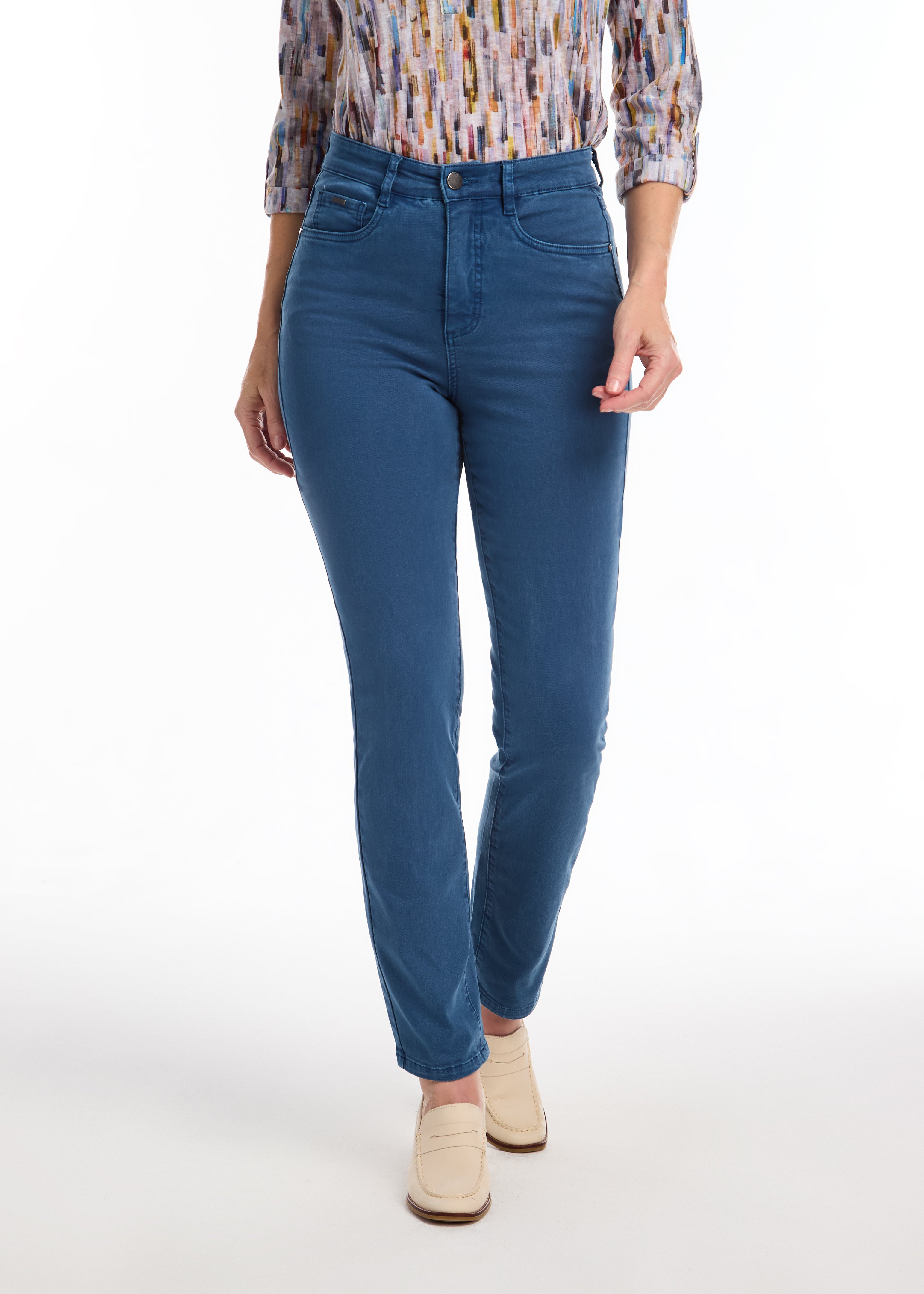 Expertly designed, the FDJ Suzanne Straight Leg Pant offers a regular rise and durable coloured denim for a stylish, comfortable fit. 