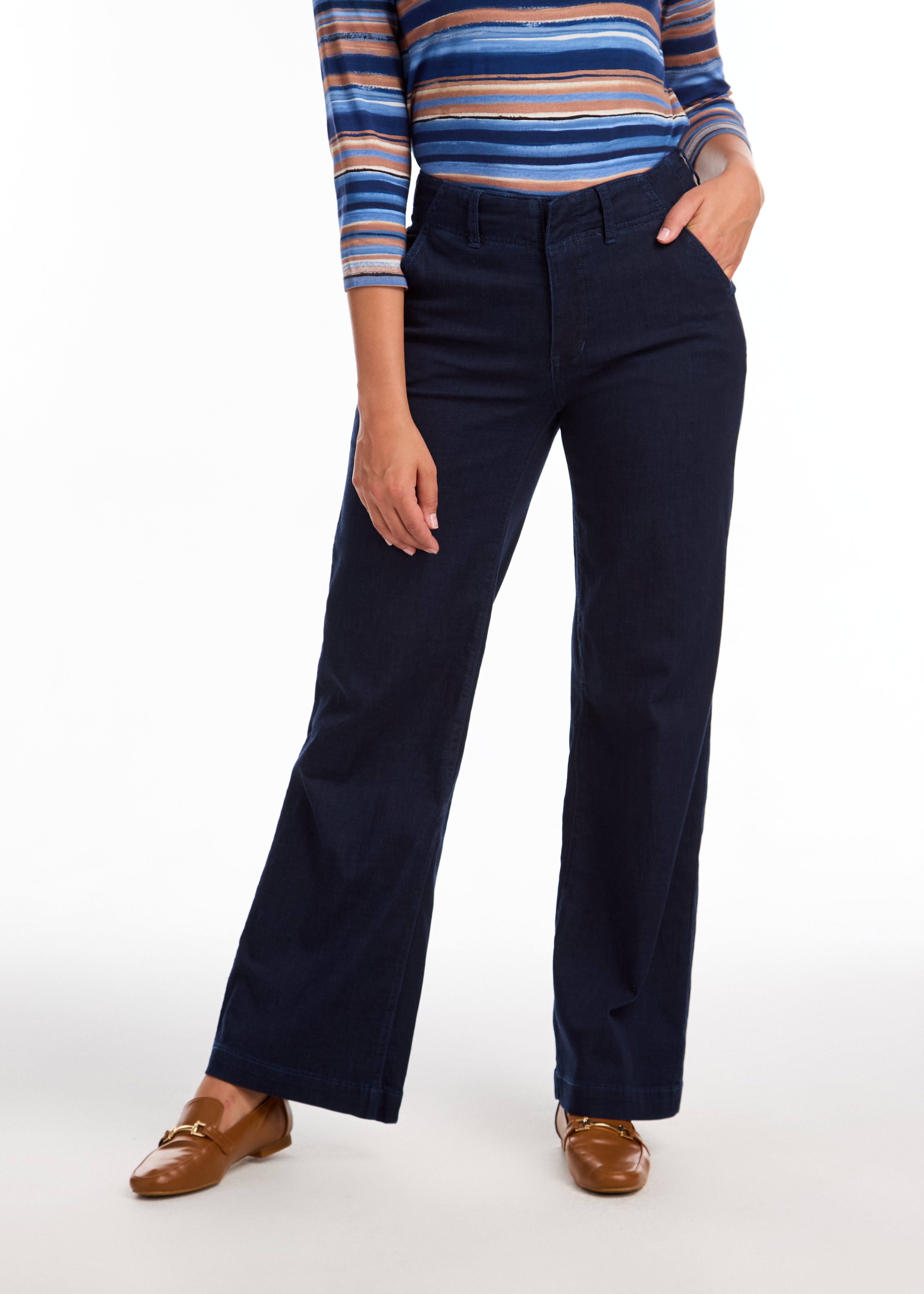 These FDJ Suzanne Straight Leg Trousers offer a sophisticated look with their wide leg design and dressy denim material. The lightweight and soft fabric provide comfort and ease for all-day wear.