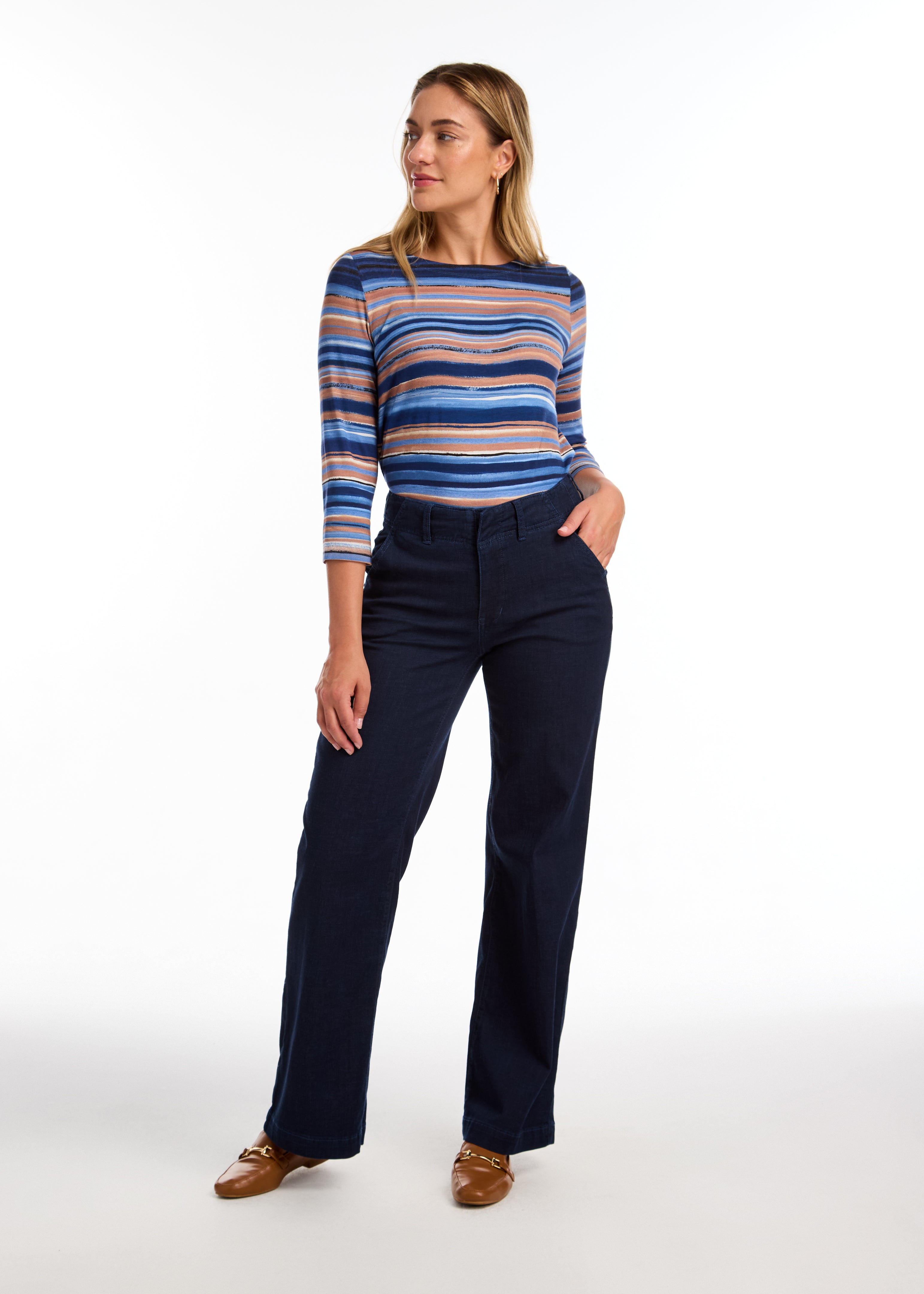 These FDJ Suzanne Straight Leg Trousers offer a sophisticated look with their wide leg design and dressy denim material. The lightweight and soft fabric provide comfort and ease for all-day wear.