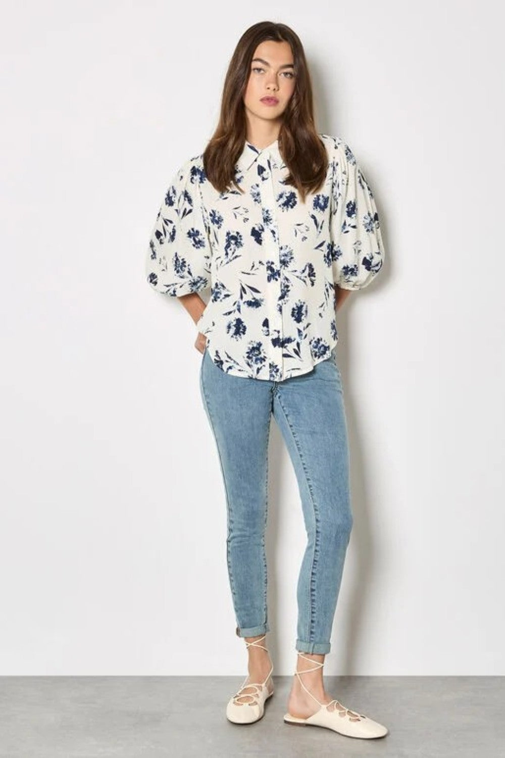 Add feminine florals to your weekly rotation with this pressed daisy print shirt. Designed in a soft, woven fabric, it features a collar, a button-down front, and cropped balloon sleeves. Keep this floral shirt casual with light-wash denim, or style it with tailored trousers and loafers for an office to off-duty look.