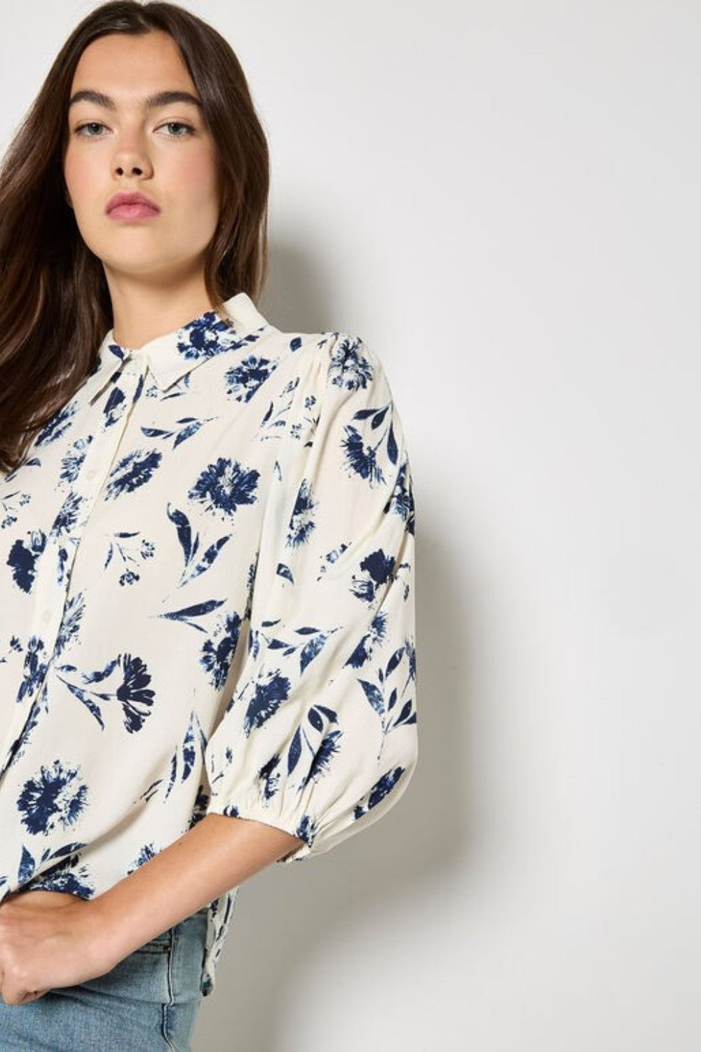 Add feminine florals to your weekly rotation with this pressed daisy print shirt. Designed in a soft, woven fabric, it features a collar, a button-down front, and cropped balloon sleeves. Keep this floral shirt casual with light-wash denim, or style it with tailored trousers and loafers for an office to off-duty look.