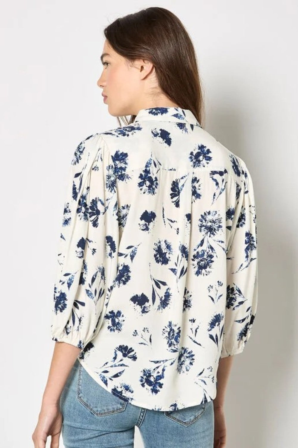 Add feminine florals to your weekly rotation with this pressed daisy print shirt. Designed in a soft, woven fabric, it features a collar, a button-down front, and cropped balloon sleeves. Keep this floral shirt casual with light-wash denim, or style it with tailored trousers and loafers for an office to off-duty look.