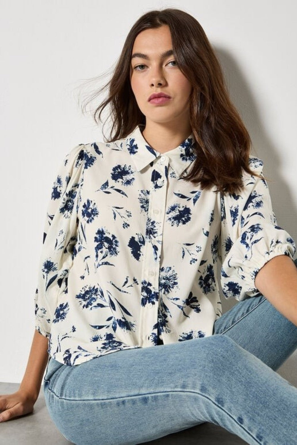 Add feminine florals to your weekly rotation with this pressed daisy print shirt. Designed in a soft, woven fabric, it features a collar, a button-down front, and cropped balloon sleeves. Keep this floral shirt casual with light-wash denim, or style it with tailored trousers and loafers for an office to off-duty look.