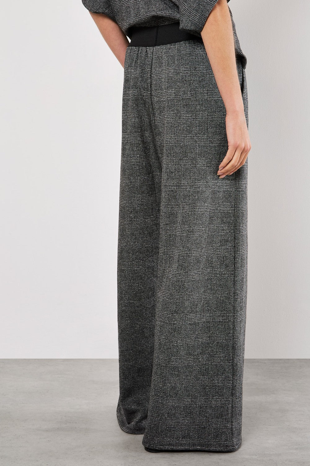 These Jersey Pants feature a wide leg design for maximum comfort and style. The elasticized waist ensures a perfect fit every time, while the addition of pockets adds convenience and functionality. Perfect for a day on the go or a night out, these pants are a must-have for any wardrobe.