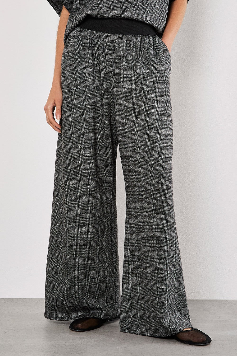 These Jersey Pants feature a wide leg design for maximum comfort and style. The elasticized waist ensures a perfect fit every time, while the addition of pockets adds convenience and functionality. Perfect for a day on the go or a night out, these pants are a must-have for any wardrobe.