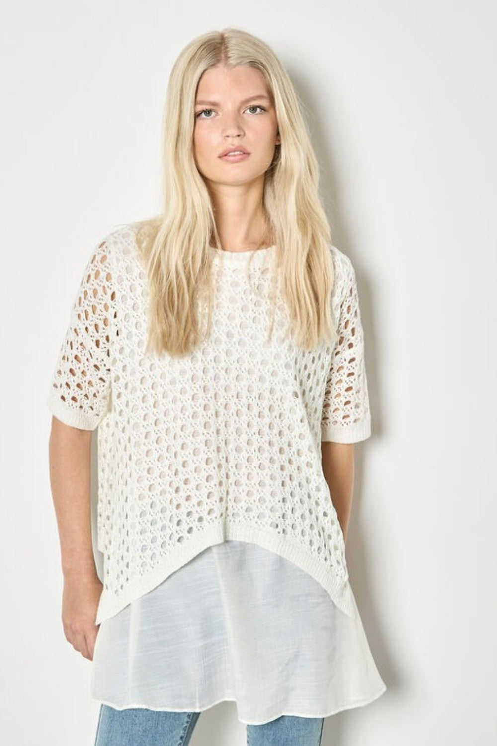 Elevate your wardrobe with this layered tunic top. With knitted mesh and woven layers designed to create a soft, relaxed fit, it boasts a button-down back, a curved hem, and a shimmering finish. Style with slim-fit trousers when the weekend arrives, or create a feminine, free-flowing silhouette with a tiered maxi skirt for a boho chic look.