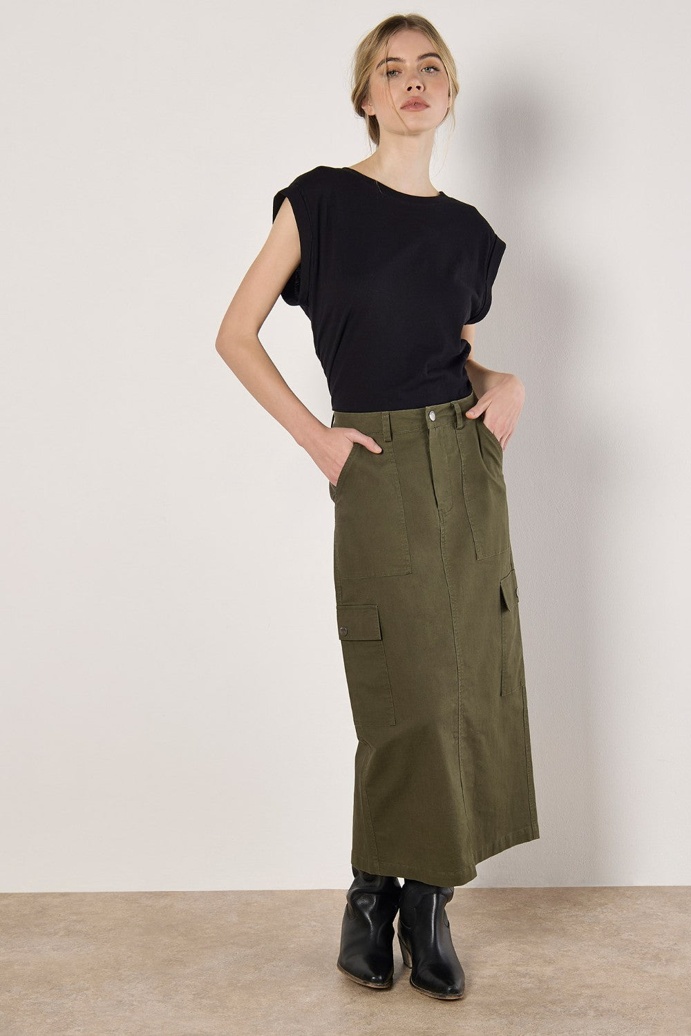 Expertly crafted from 99% cotton with just the right amount of stretch, the Apricot Cargo Midaxi Skirt offers both comfort and style. Featuring a convenient slit at the back and belt loops for a versatile fit, this midi skirt will effortlessly elevate your wardrobe.