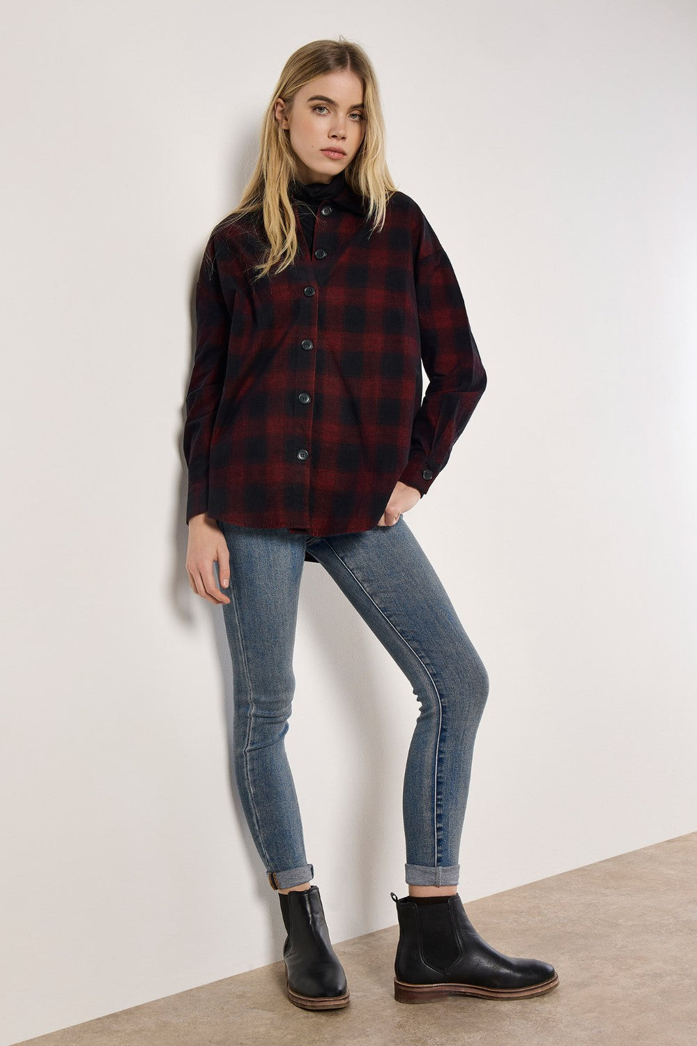 Combine comfort and style with this casual check shirt. Crafted from a soft cotton blend, it boasts an oversized fit, a collared neckline, a dipped hem, and a button-down front.&nbsp; Style yours with skinny-fit jeans to create a balanced silhouette.