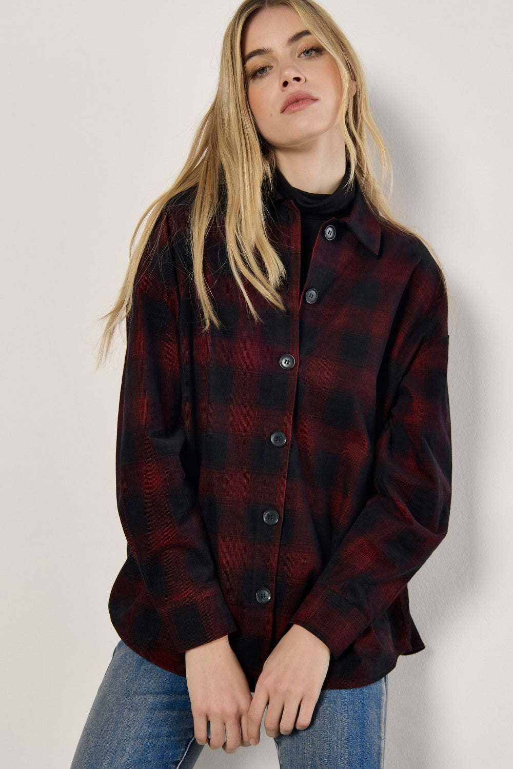 Combine comfort and style with this casual check shirt. Crafted from a soft cotton blend, it boasts an oversized fit, a collared neckline, a dipped hem, and a button-down front.&nbsp; Style yours with skinny-fit jeans to create a balanced silhouette.