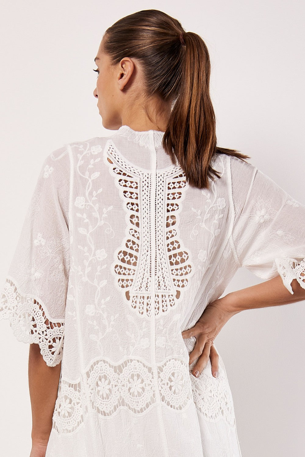 Pattern: Lace Collar: Collarless Sleeve Length: Half sleeve Neckline: Open Fastening: Tie-waist Fit: Relaxed Sleeve Details: Wide armholes Upper Part Details: Oversized