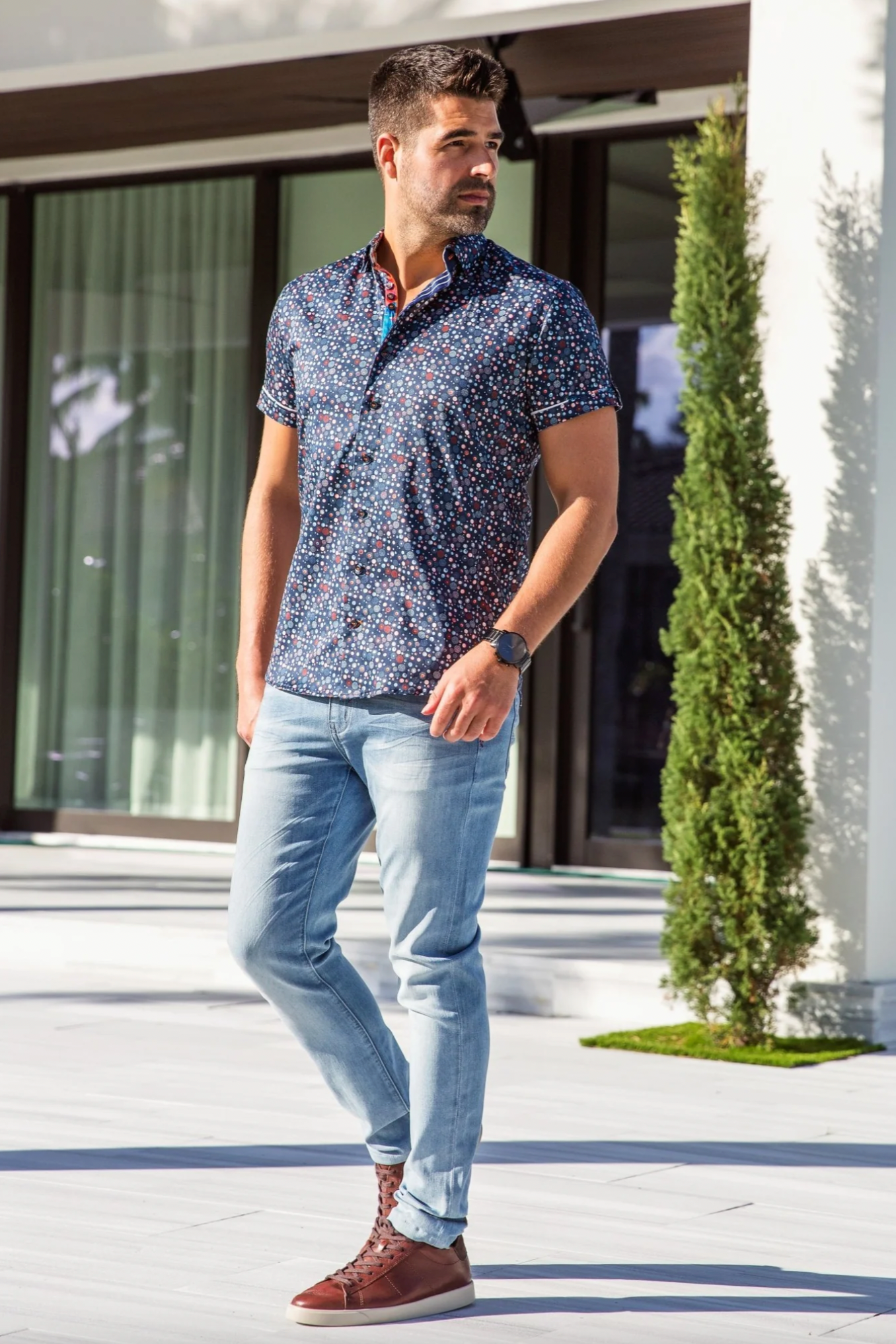 The Au Noir SPIRO Short Sleeve Dress Shirt is a Canadian-owned and designed brand that combines modern style with comfort. Featuring an angled buttonhole and multiple embroidery detailing an AU NOIR signature, this shirt exudes sophistication and versatility.