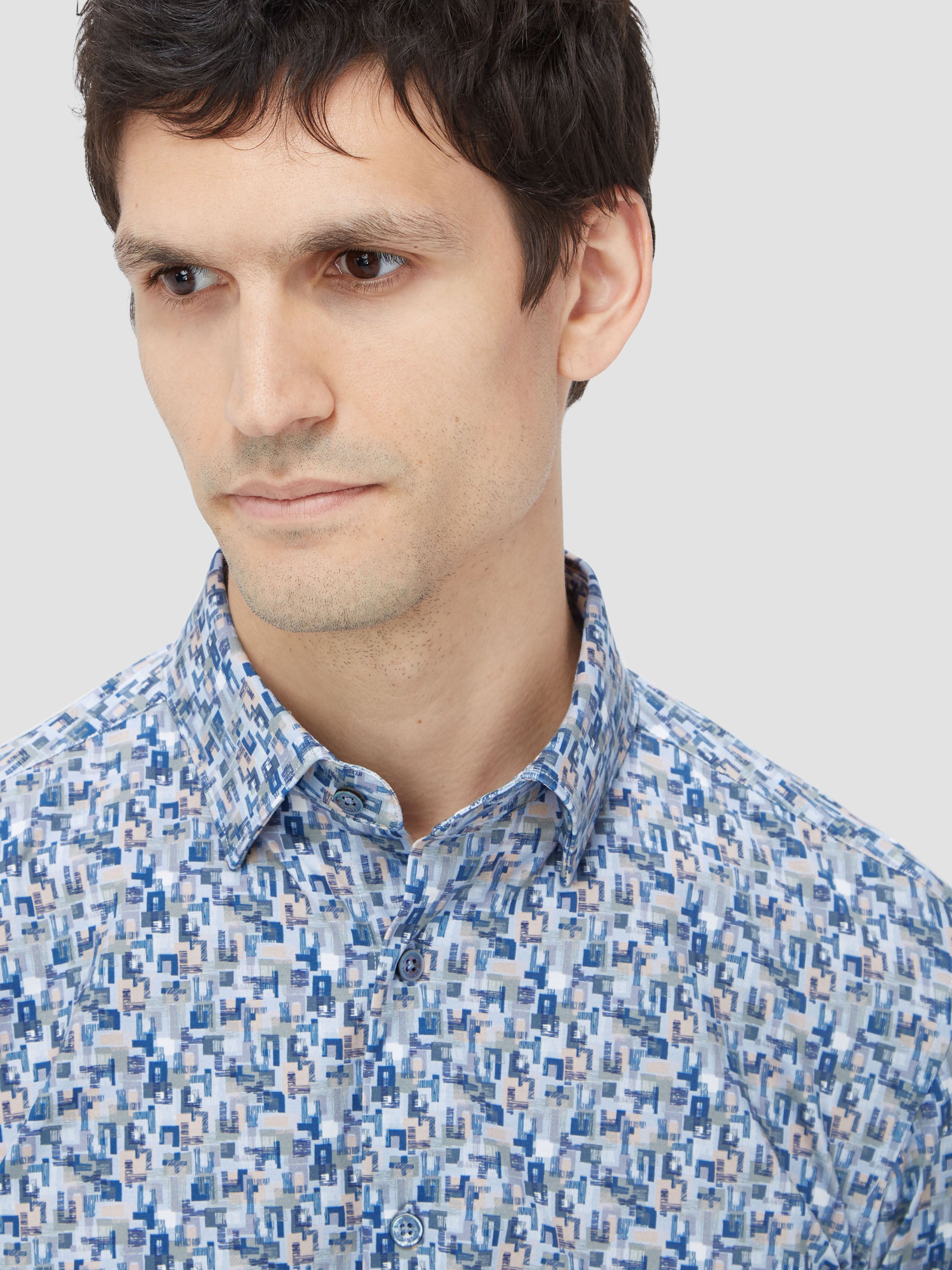 The JULES abstract print OoohCotton® shirt features a hidden button-down collar, adjustable notched cuffs, mother-of-pearl buttons, and a curved hem perfect for wearing tucked or untucked. Pair it with tailored trousers, chinos or jeans to look and feel your best every time. OoohCotton® is a performance, double-mercerized, wrinkle-resistant, breathable, and easy-care cotton blend with 8-way stretch, quick-dry, and thermal comfort properties.