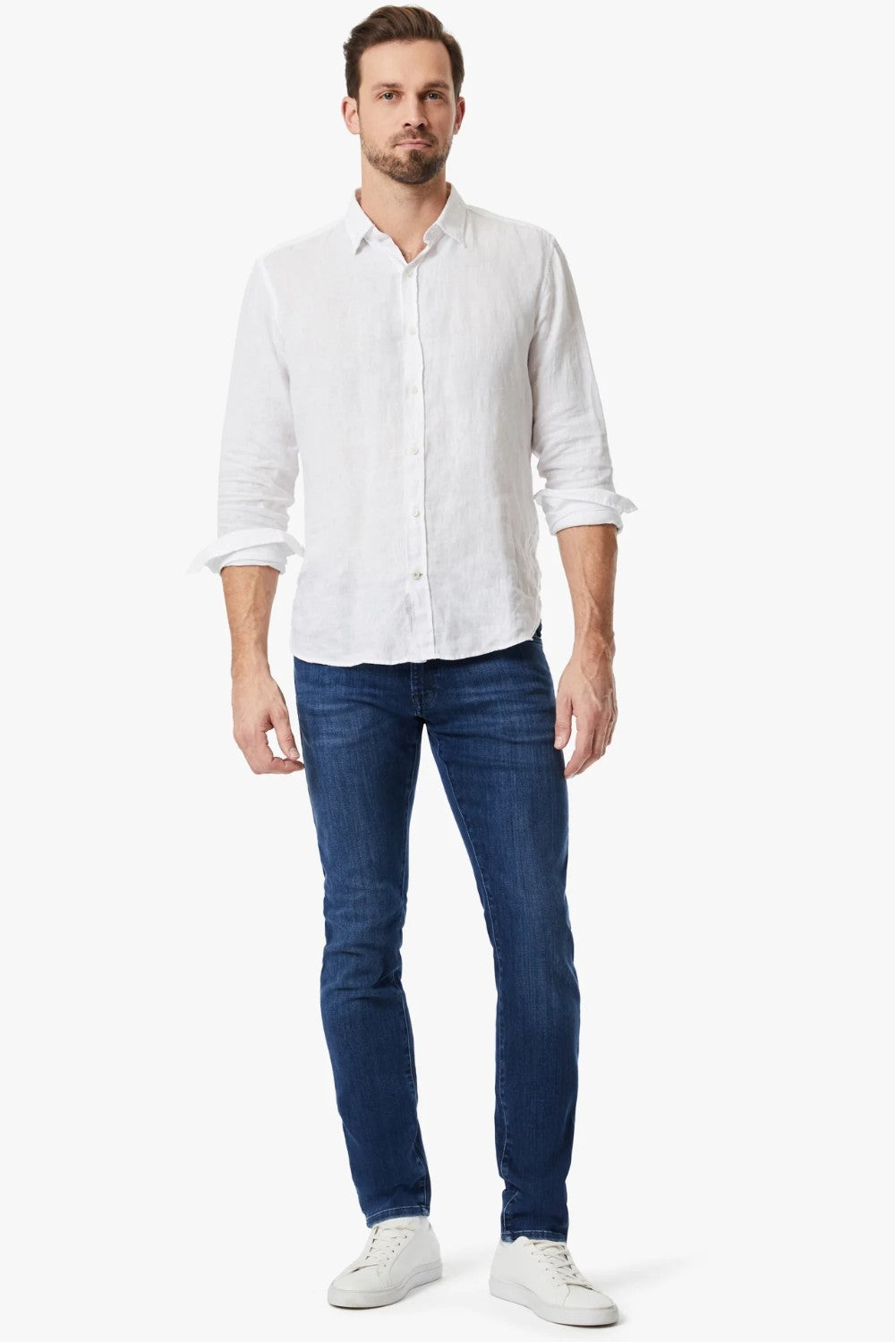 This pair of denim is perfect for the man seeking a distinguished look without compromising on comfort. These are cut from smooth, premium denim that features superior stretch and shape retention in a versatile wash that’s effortless to wear while enhancing the streamlined silhouette. A contemporary fit that’s endlessly flattering, these have a mid rise and tailored straight leg that features subtle tapering from the knee down.
