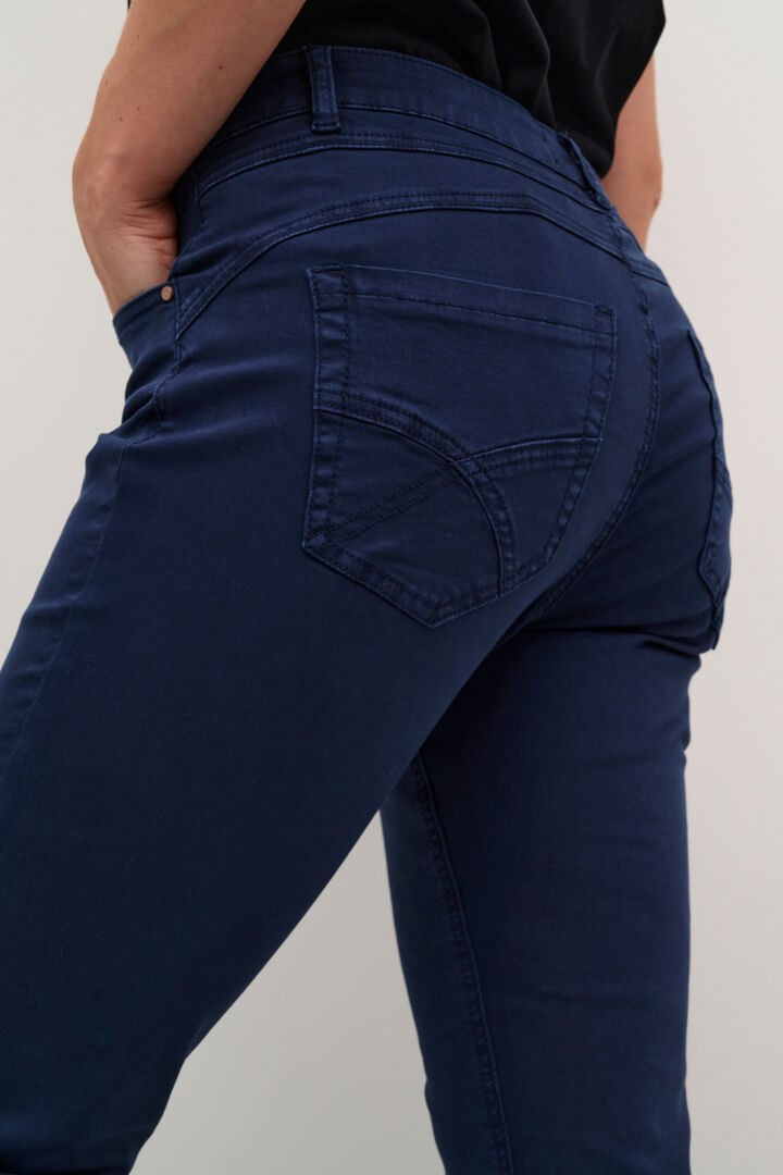 The Cream Ann Twill Pant - Coco Fit, with its skinny leg and 32" inseam, is a perfect blend of style and comfort. Made with 98% cotton and 2% elastane, it offers a flattering fit and feel. Elevate your wardrobe with this classic blue pant.