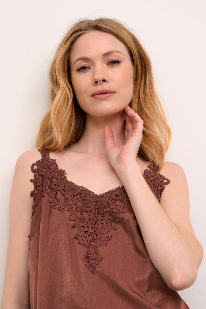 A basic wardrobe essential with an elevated look! The Cream Anna Top is a cami you’re sure to love – it features a classic colour and its comfortable, adjustable straps make it a top that's sure to win you over. Classy enough for a meeting, yet fun enough for drinks with friends? Yes please!