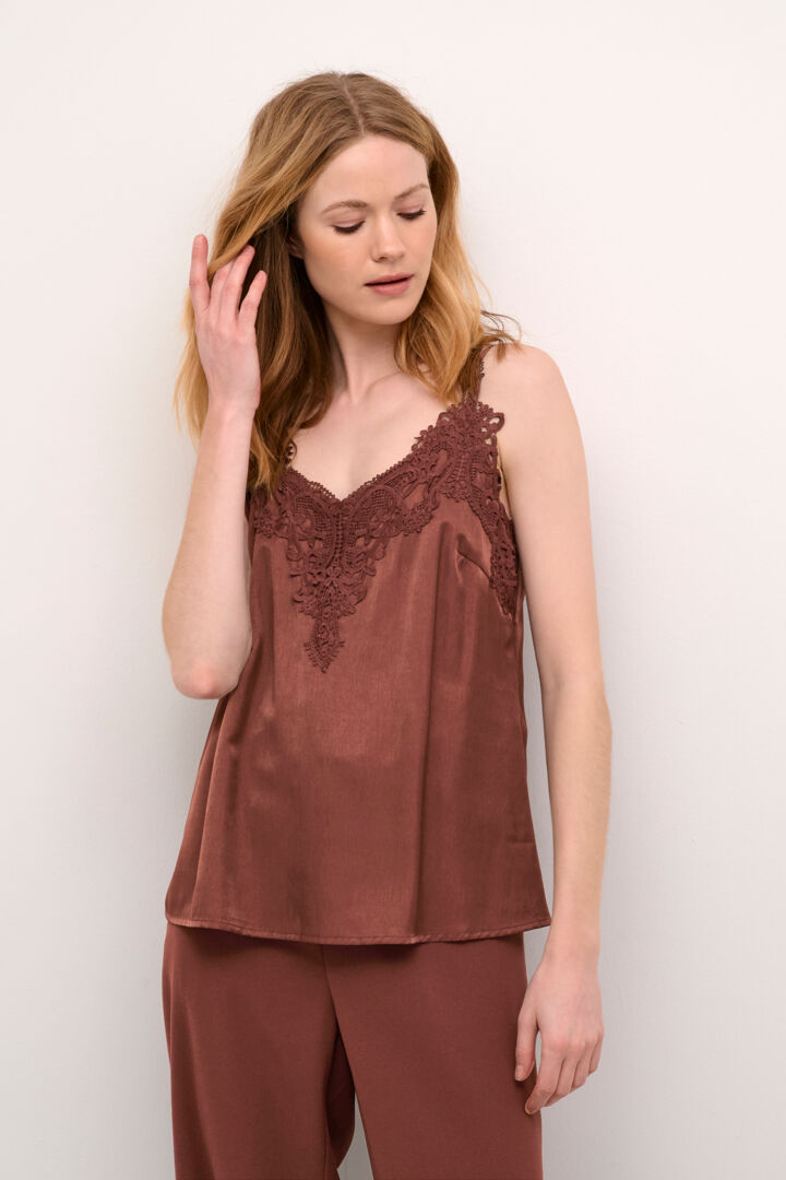 A basic wardrobe essential with an elevated look! The Cream Anna Top is a cami you’re sure to love – it features a classic colour and its comfortable, adjustable straps make it a top that's sure to win you over. Classy enough for a meeting, yet fun enough for drinks with friends? Yes please!