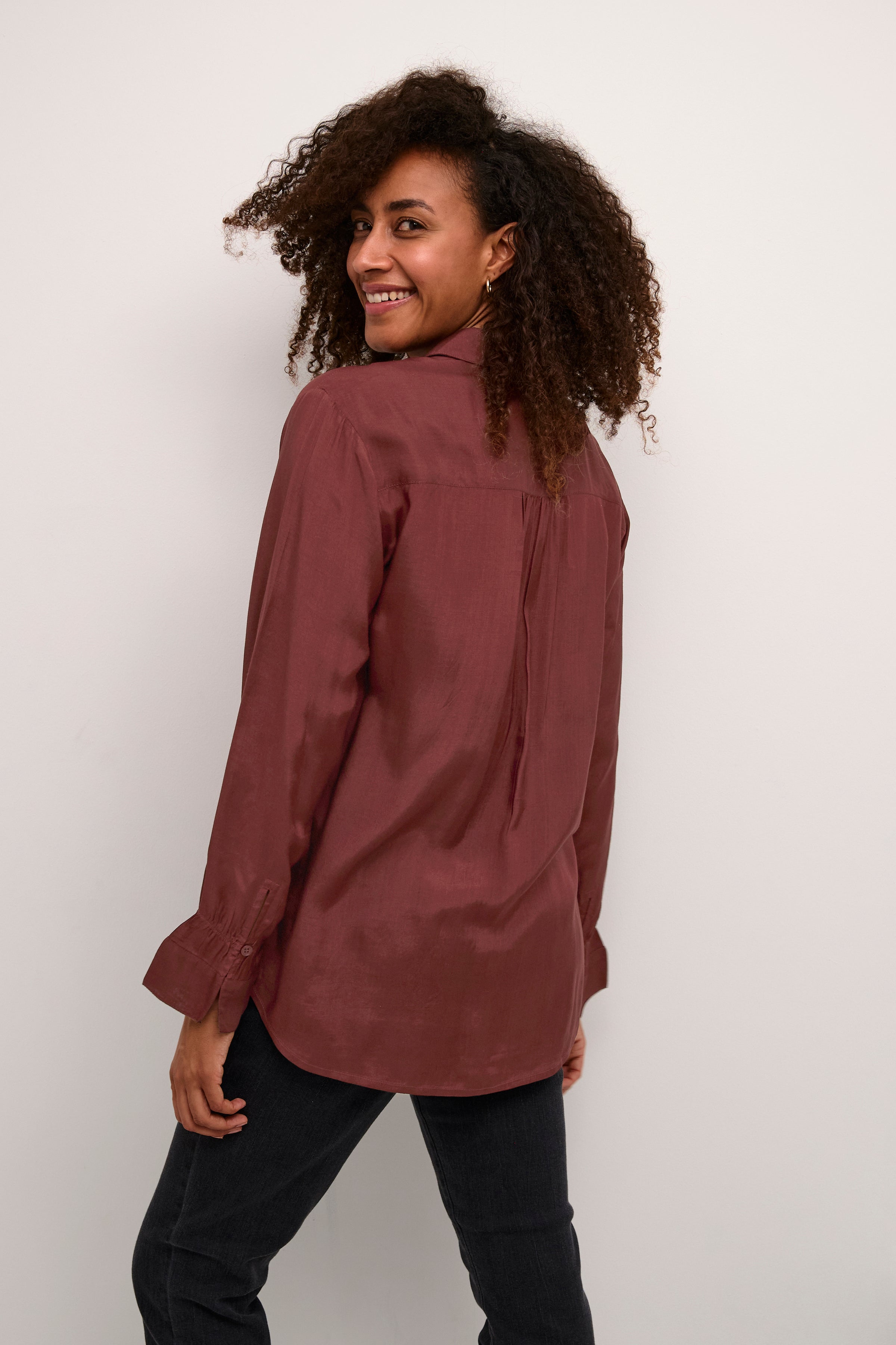 This long-sleeved shirt offers a relaxed fit landing at hip length. Crafted from top-quality viscose, the design ensures durability and practicality for everyday wear. Ideal for cultivating a timeless, easy-to-style look.