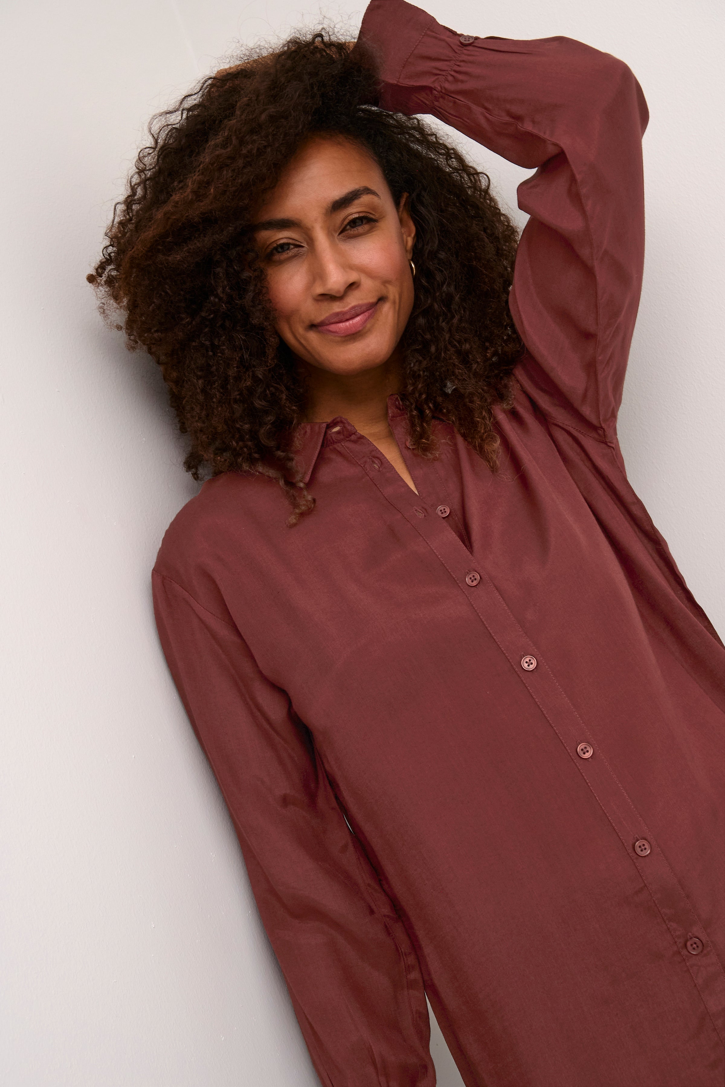 This long-sleeved shirt offers a relaxed fit landing at hip length. Crafted from top-quality viscose, the design ensures durability and practicality for everyday wear. Ideal for cultivating a timeless, easy-to-style look.