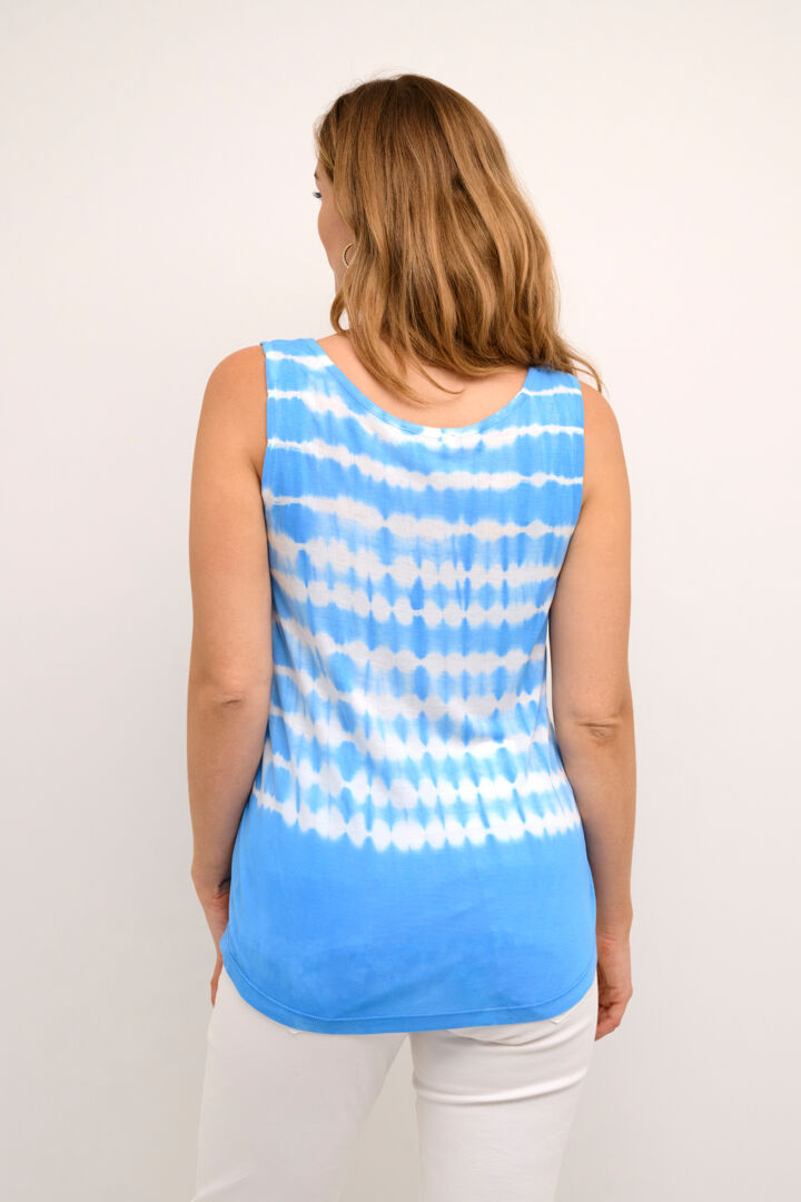 Embrace the summer vibes with our Cream Bastilla Top! This fresh blue and white tie dye sleeveless top will bring some fun to your wardrobe. Perfect for those who don't take themselves too seriously.