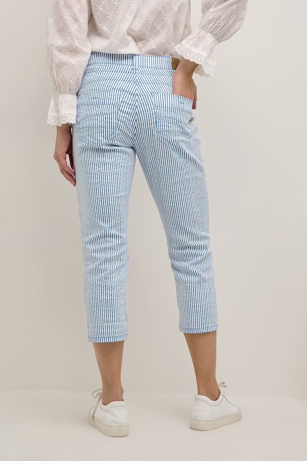 Feel comfortable and stylish all day in our Coco Fit Cream Lotte 3/4 Pant! It features a contemporary regular fit with regular waist and ankle-length for effortless style. 
