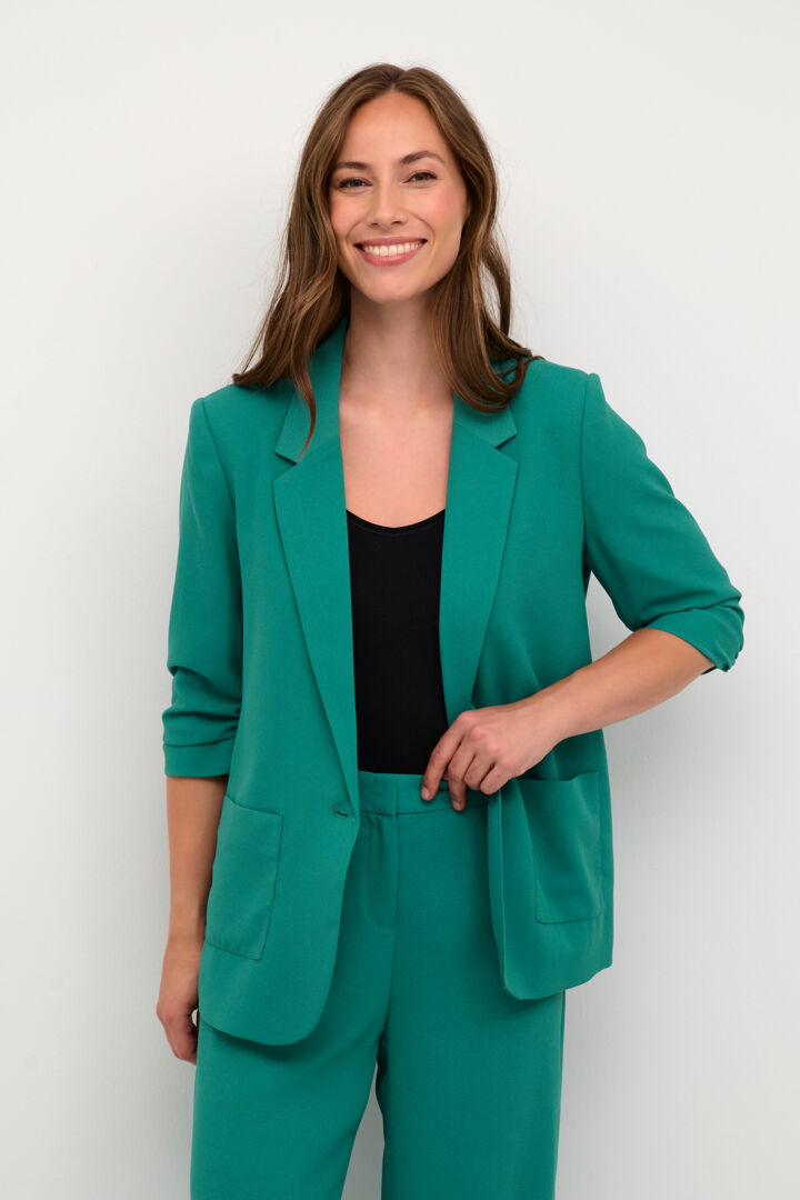 This Cream Cocamia Blazer boasts a bold proud peacock colour, perfect for making a statement. With 3/4 sleeves and a fully lined interior, it combines style and functionality. Complete with functional pockets and a one button closure, this blazer is a must-have for any wardrobe.
