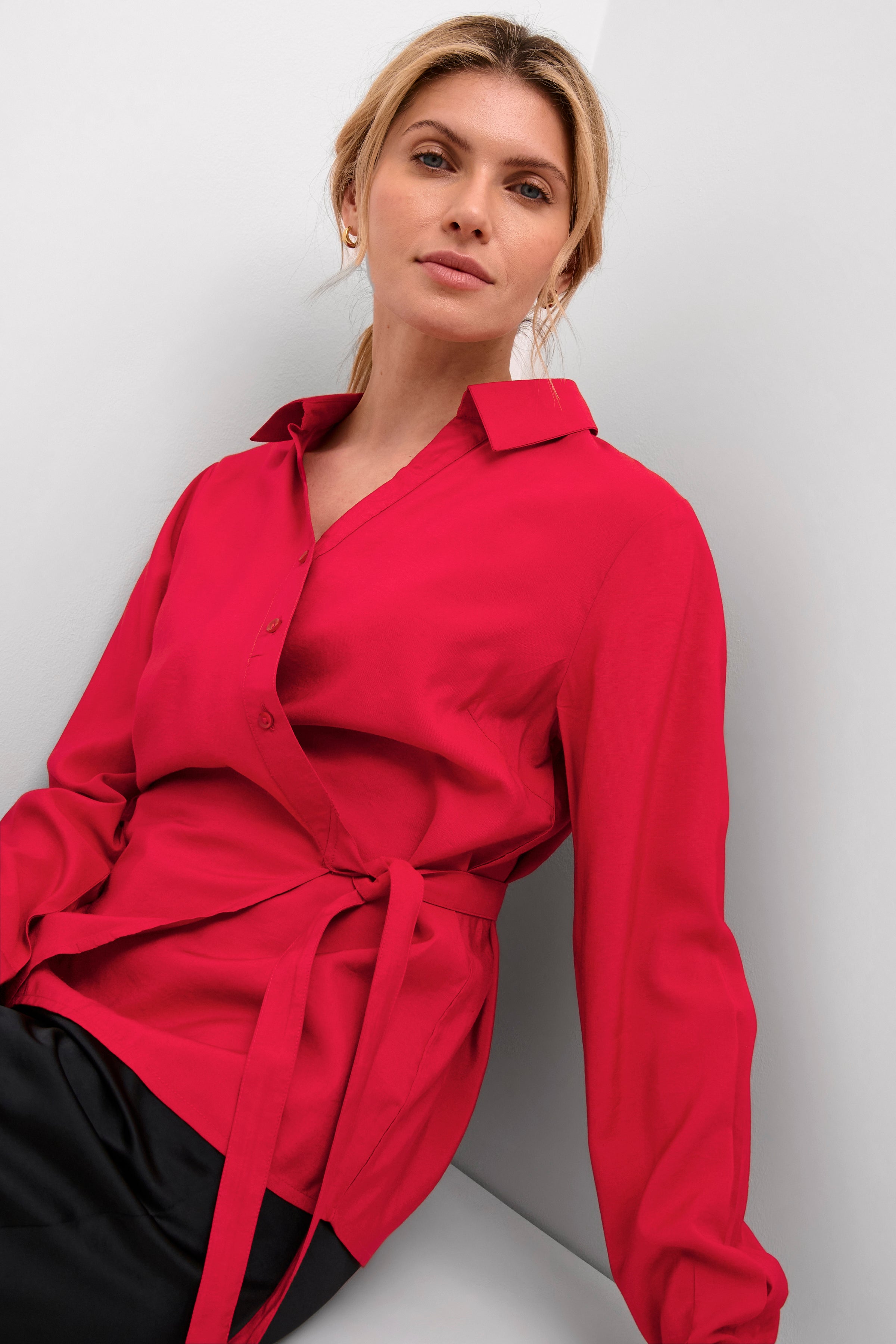 As a true wrap shirt, the Cream Gabi Shirt exudes functionality with its one button closure for a secure fit. With an additional two buttons for show, this shirt is both practical and stylish. Expertly crafted, it is a must-have for any wardrobe.