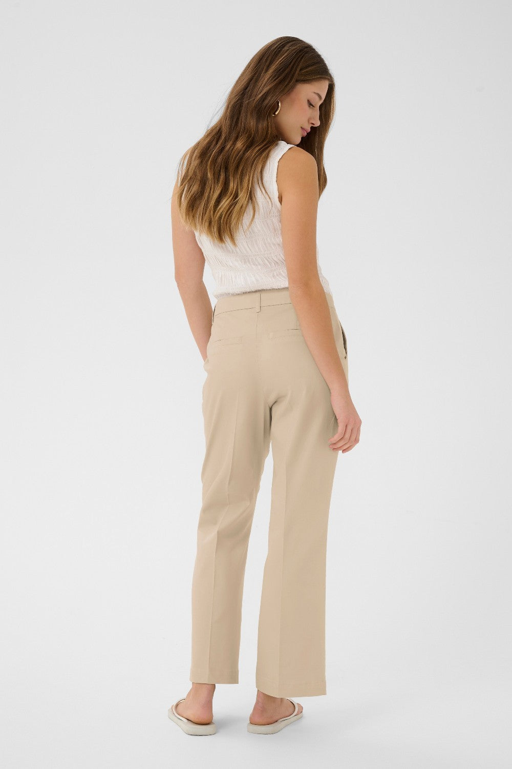 Effortless elegance meets warm-weather comfort in the Gia pant. The soft, lightweight fabric drapes beautifully while keeping you cool through summer days and evenings.