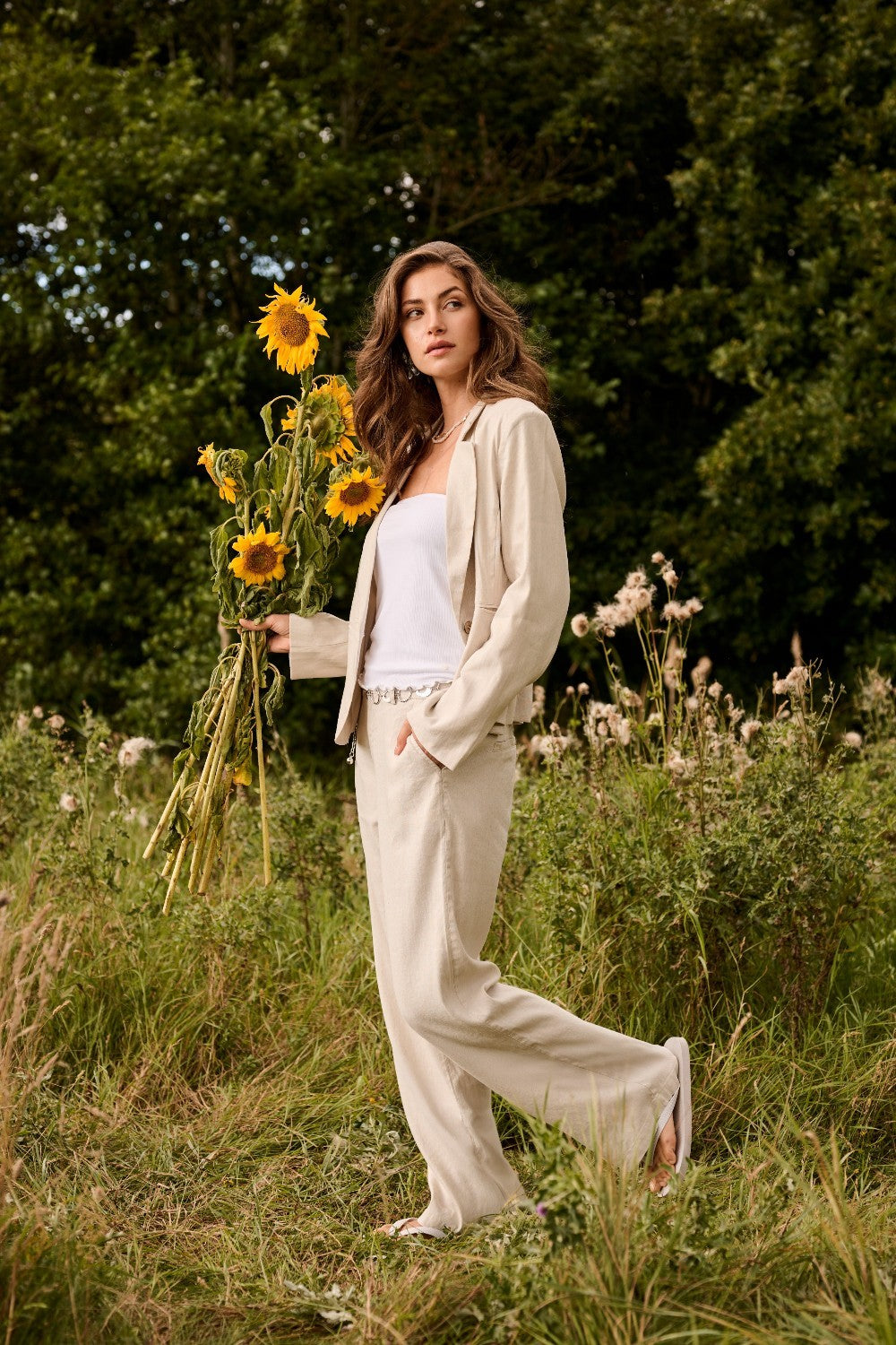 The Cream June Pant is your summer wardrobe essential. This lightweight linen blend dress pant offers breathable comfort without sacrificing polish. Designed to move with you through warm months while maintaining a refined, put-together look.